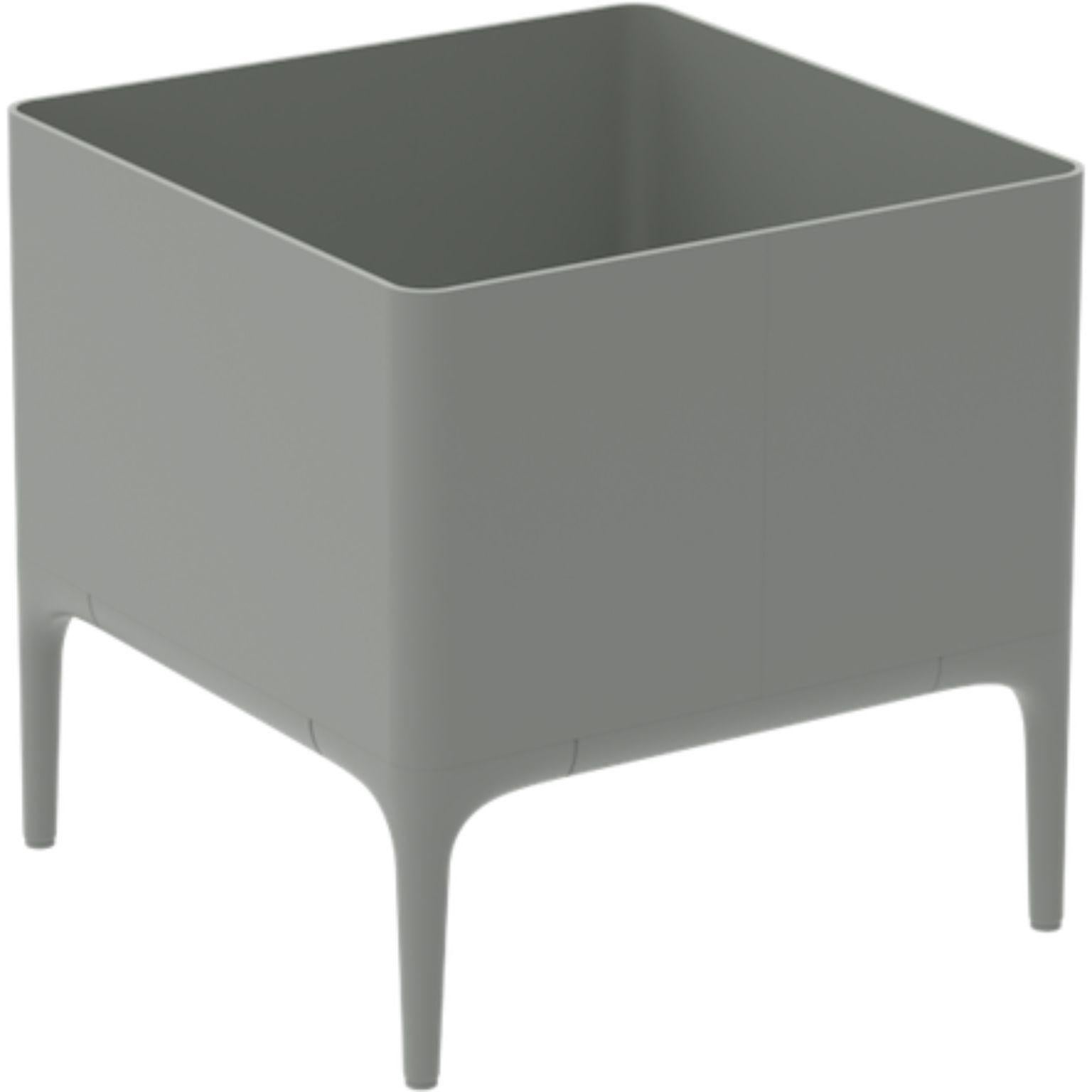 Xaloc Silver 45 pot de MOWEE
Dimensions : D45 x L45 x H45 cm
Matériau : Aluminium
Poids : 8 kg
Disponible également en différentes couleurs et finitions. 

 Xaloc synthétise les lignes du mobilier d'intérieur pour les extrapoler à l'extérieur,