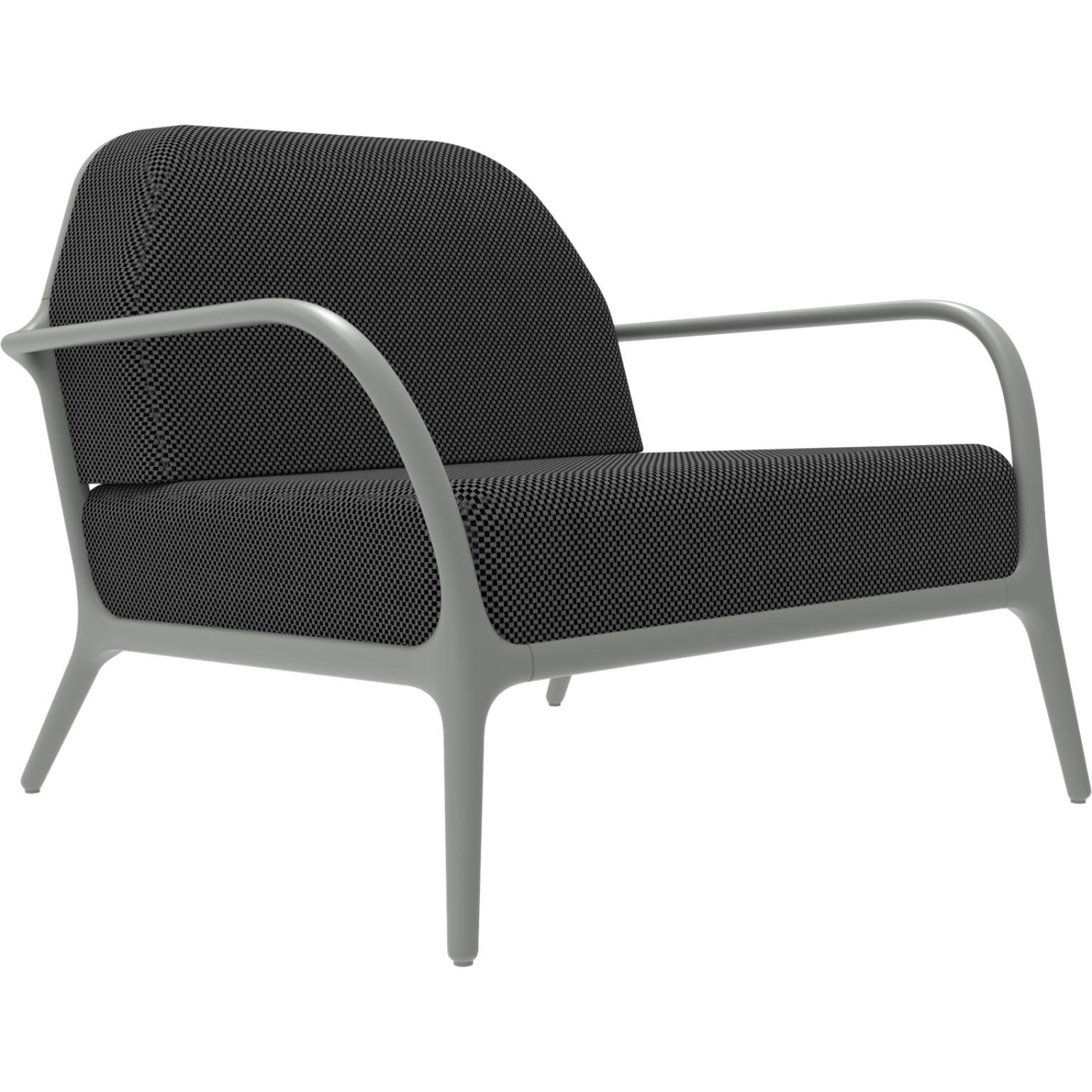 Xaloc Silver Amchair by MOWEE
Dimensions: D 100 x W 102 x H 81 cm (Seat Height 42 cm)
Material: Aluminum, Upholstery
Weight: 29 kg
Also available in different colours and finishes. Please contact us.

 Xaloc synthesizes the lines of interior