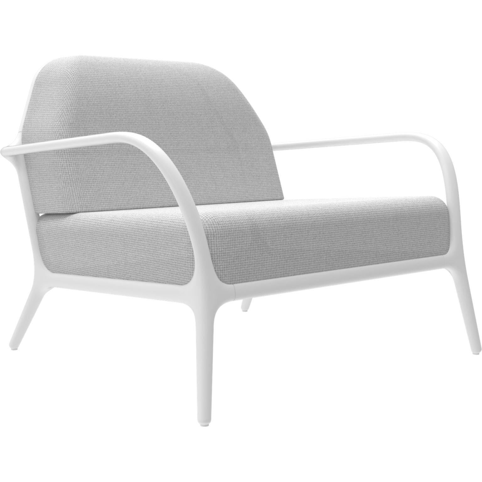 Xaloc White Amchair by MOWEE
Dimensions: D 100 x W 102 x H 81 cm (Seat Height 42 cm)
Material: Aluminum, Upholstery
Weight: 29 kg
Also available in different colours and finishes. Please contact us.

 Xaloc synthesizes the lines of interior