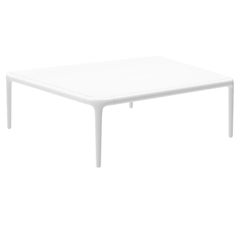 Table basse blanche Xaloc 80 avec plateau en verre de Mowee