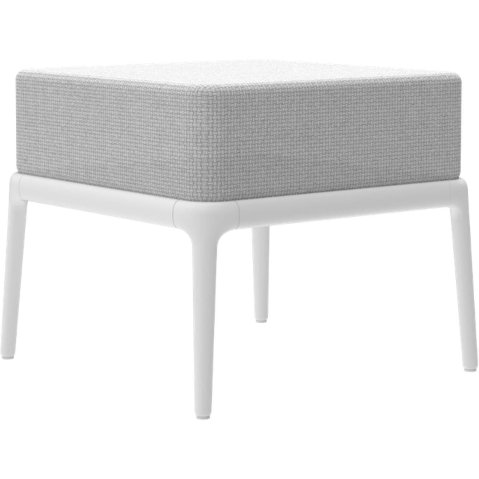 Xaloc white Pouf 50 by Mowee
Dimensions: D 50 x W 50 x H 43 cm
Material: Aluminium, Textile
Weight: 7 kg
Also available in different colours and finishes.

 Xaloc synthesizes the lines of interior furniture to extrapolate to the exterior,