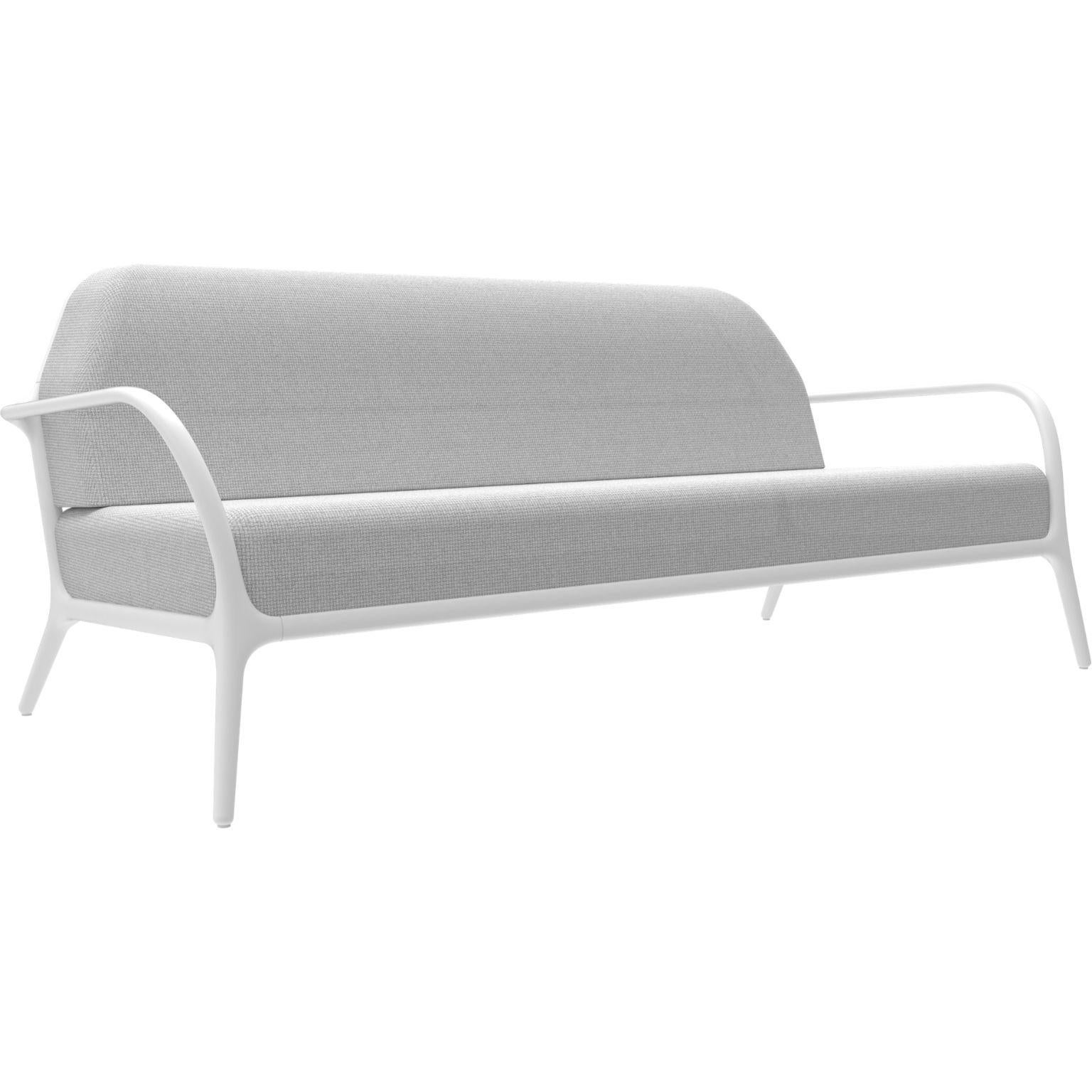 Xaloc white sofa by MOWEE
Dimensions: D100 x W200 x H81 cm (Seat Height 42 cm)
Material: aluminium, textile
Weight: 46 kg
Also available in different colours and finishes. 

 Xaloc synthesizes the lines of interior furniture to extrapolate to