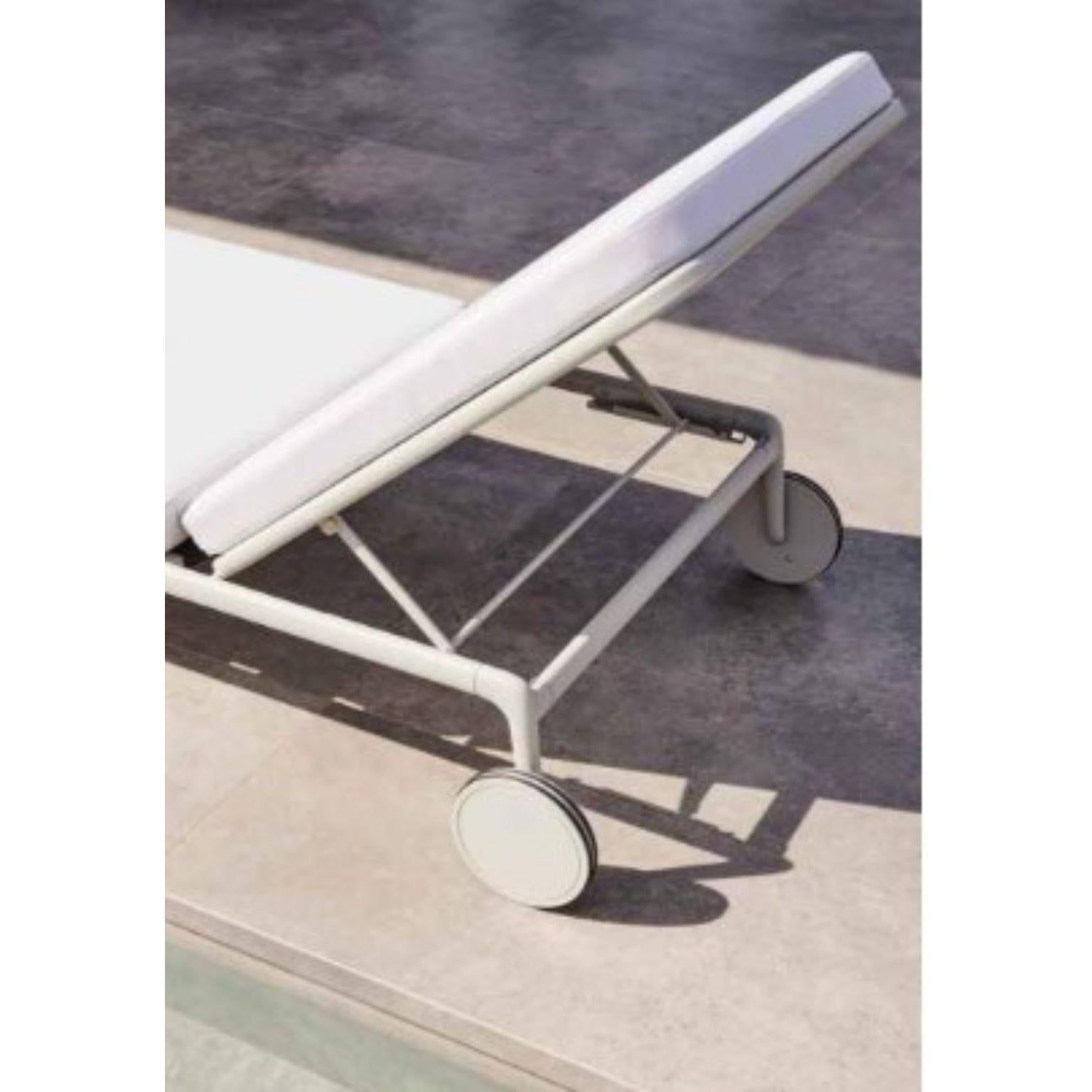 Post-Modern Xaloc White Sun Chair by Mowee For Sale