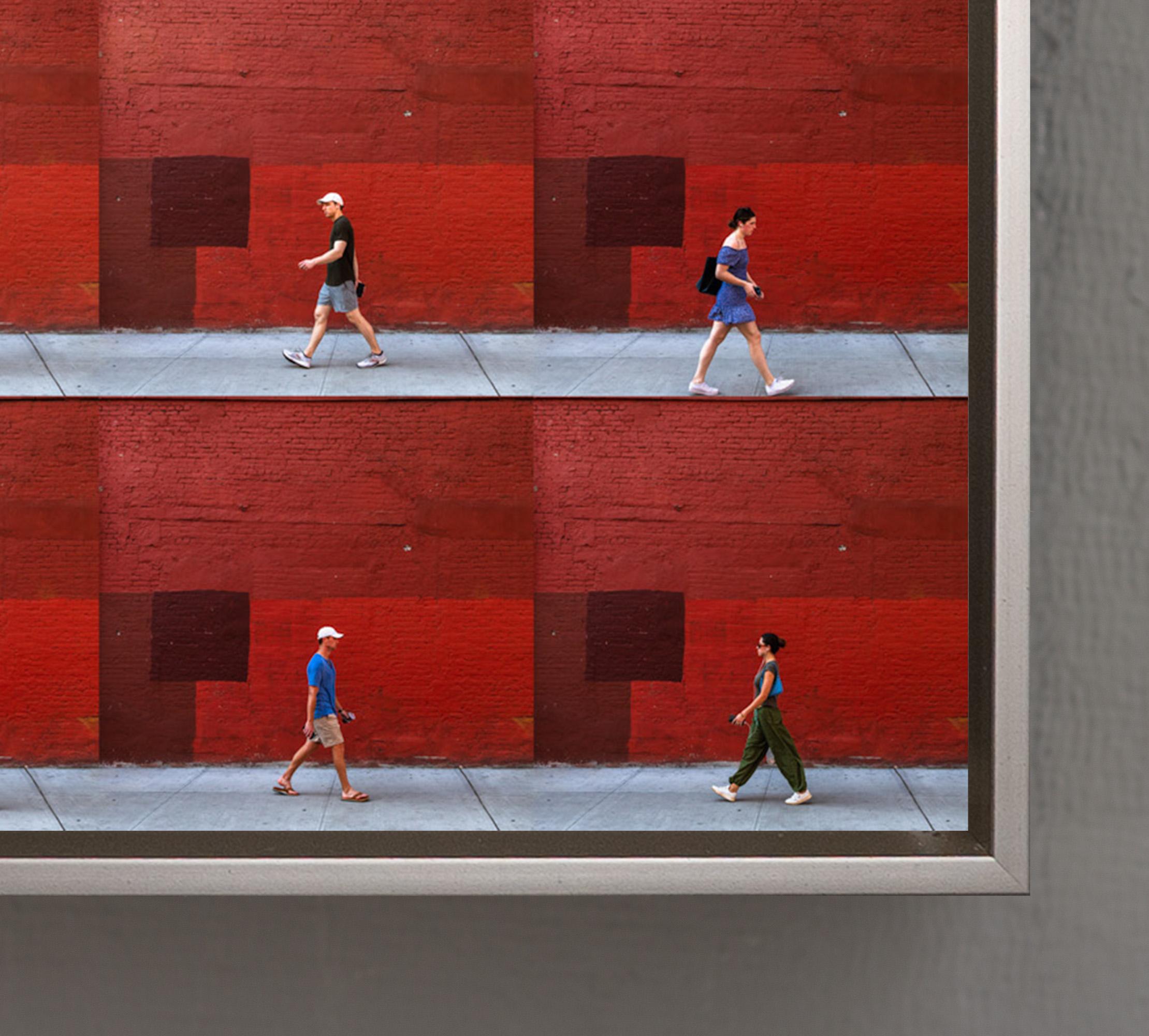 Photographie figurative «arrow Street, NYC » avec motif monochrome rouge 3