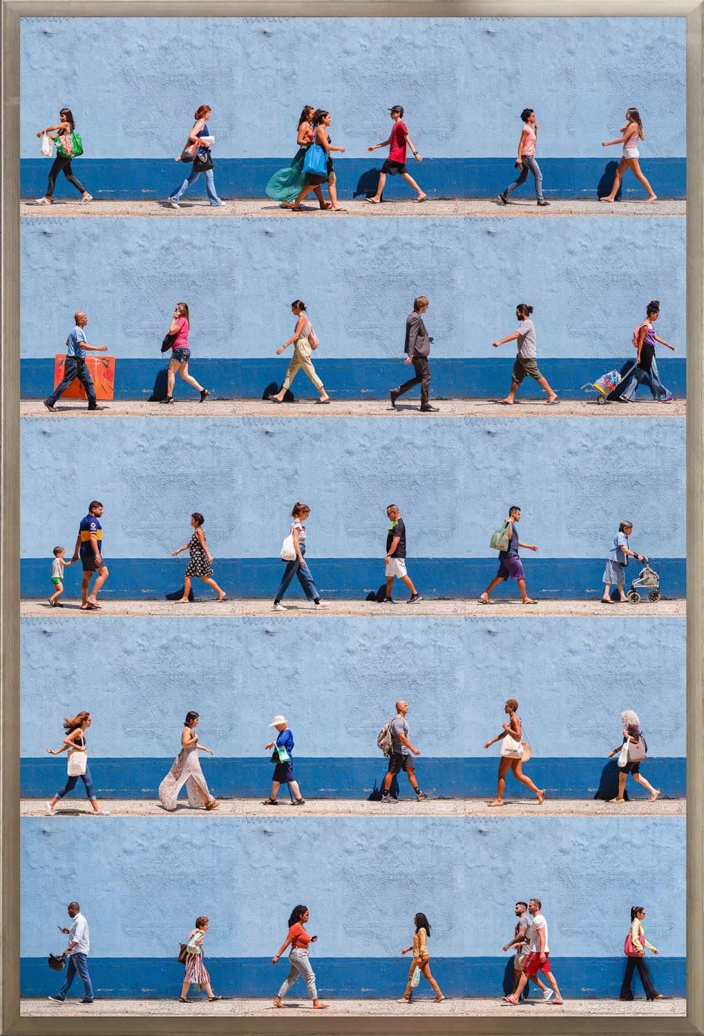 "Copacabana, Rio de Janeiro" est une photographie encadrée sur papier de Xan Padron, représentant une compilation de personnages marchant sur un fond architectural bleu rayé. La technique caractéristique de Padron, qui consiste à assembler des