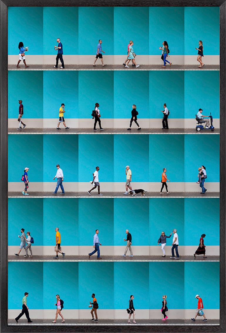 "West Palm Beach" est une photographie encadrée sur papier de Xan Padron, représentant une compilation de personnages marchant sur un fond aqua électrique. La technique caractéristique de Padron, qui consiste à assembler des photographies
