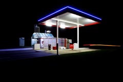 Fresh Start de Xavier Dumoulin - Fotografía nocturna contemporánea, color neón oscuro