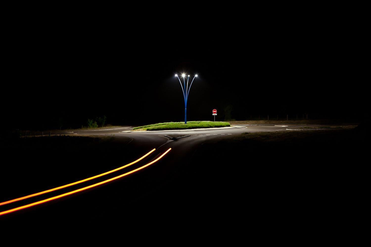Isola von Xavier Dumoulin - Zeitgenössische Nachtfotografie, dunkle Straße