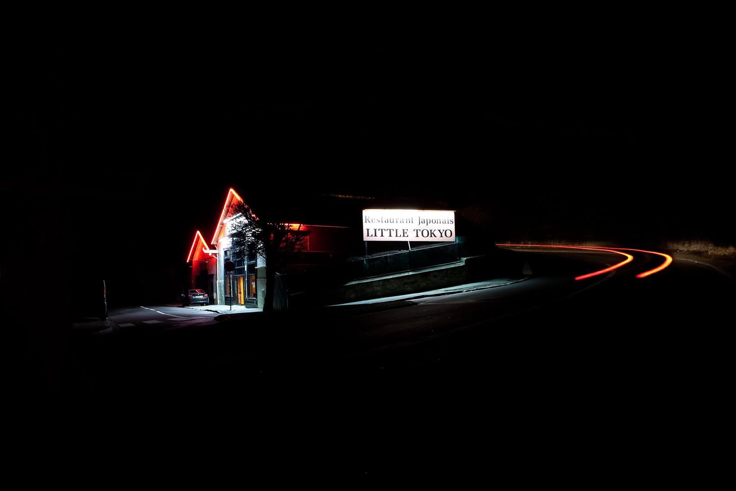 Little Tokyo von Xavier Dumoulin - Zeitgenössische Nachtfotografie, dunkle Straße