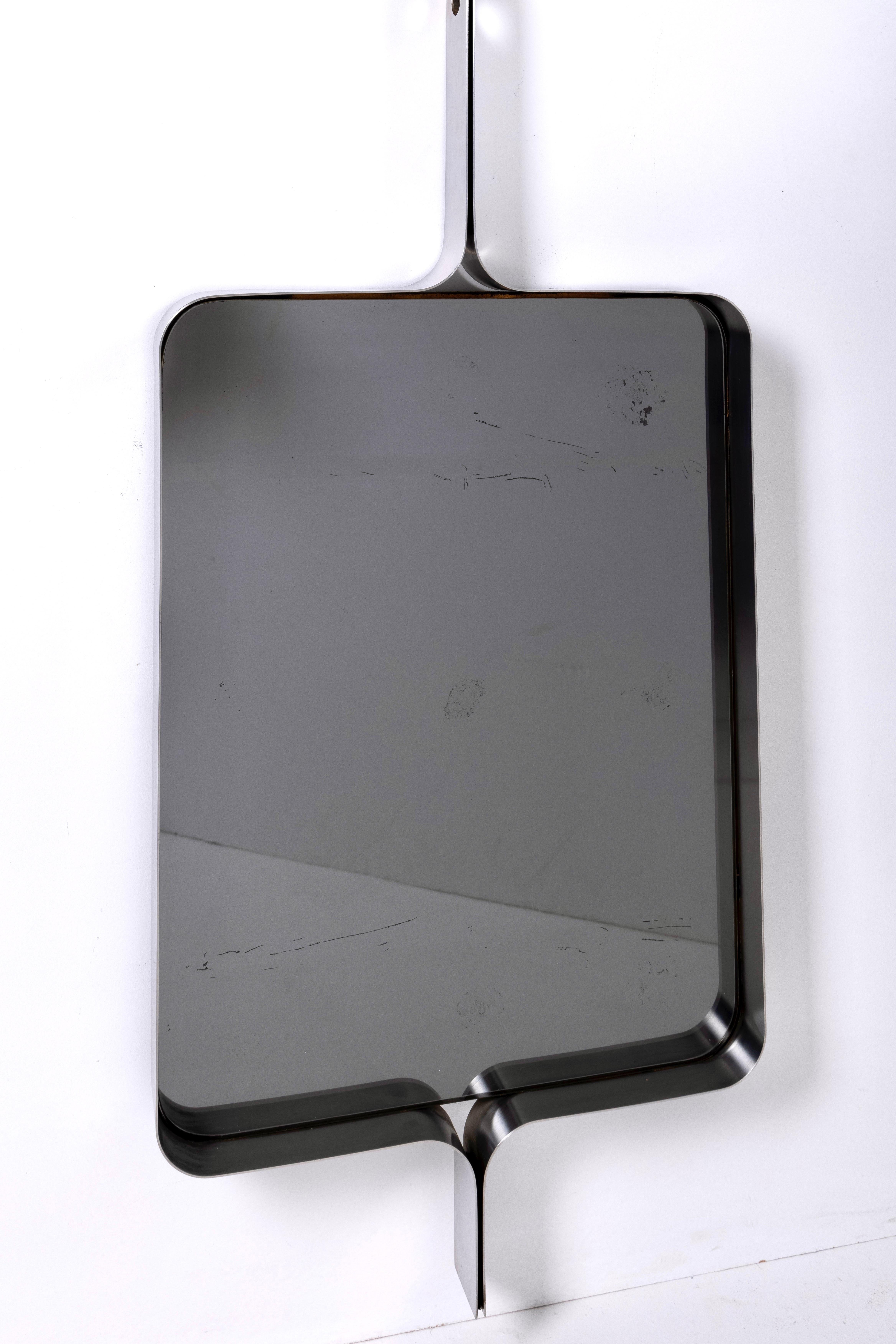 Miroir rectangulaire en acier inoxydable du designer Xavier Feal, années 1970. Ce miroir suspendu est entièrement en acier inoxydable, un film recouvre le miroir. Ce miroir se mariera parfaitement avec les meubles de François Monnet, Maria Pergay,
