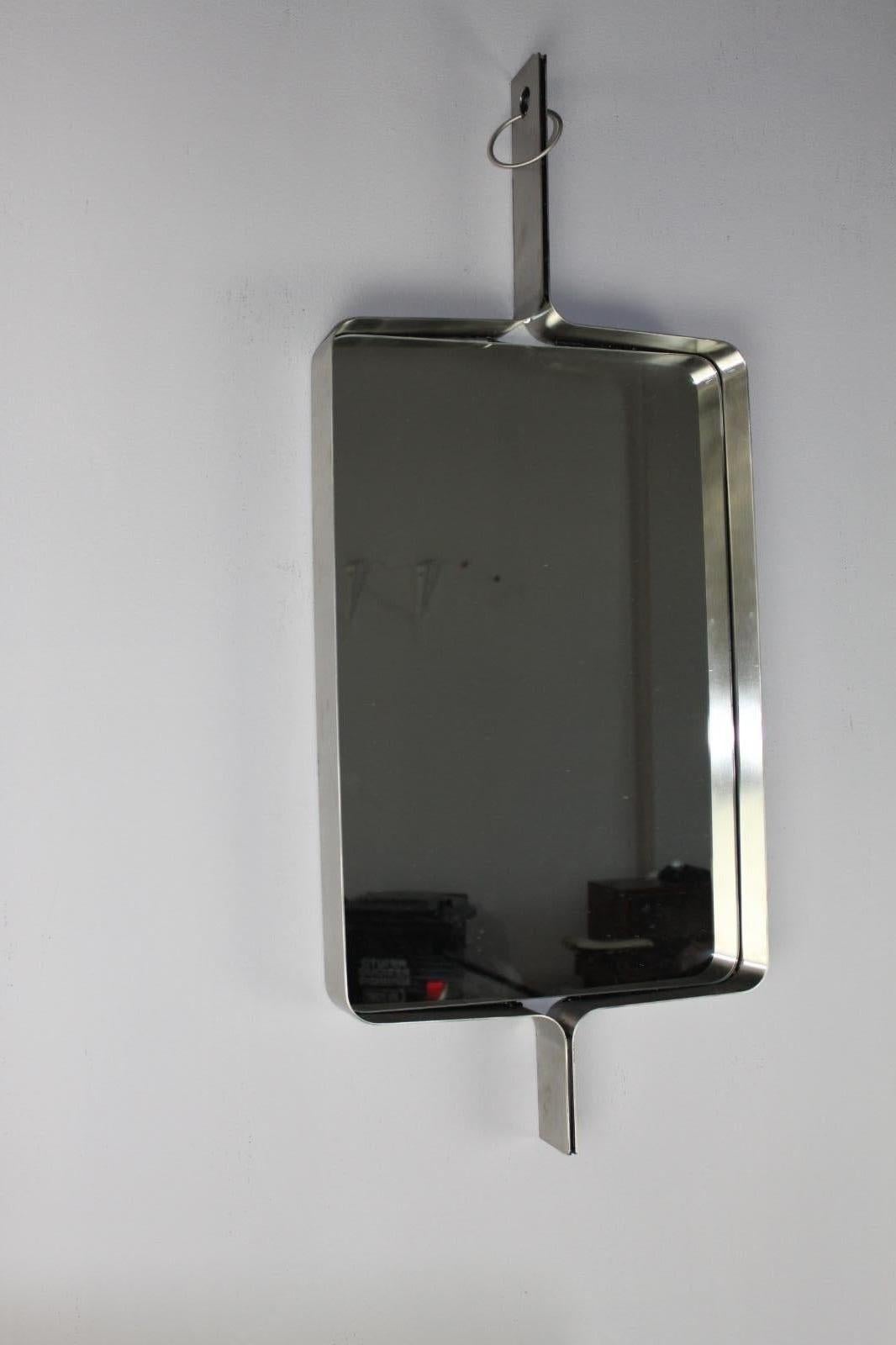 Miroir mural rectangulaire français en acier inoxydable brossé, conçu par Xavier Feal et produit par Inox Industrie dans les années 70.
Ce miroir a été précédemment attribué à Michel Boyer.
Il n'existe pas de document précis prouvant l'origine de