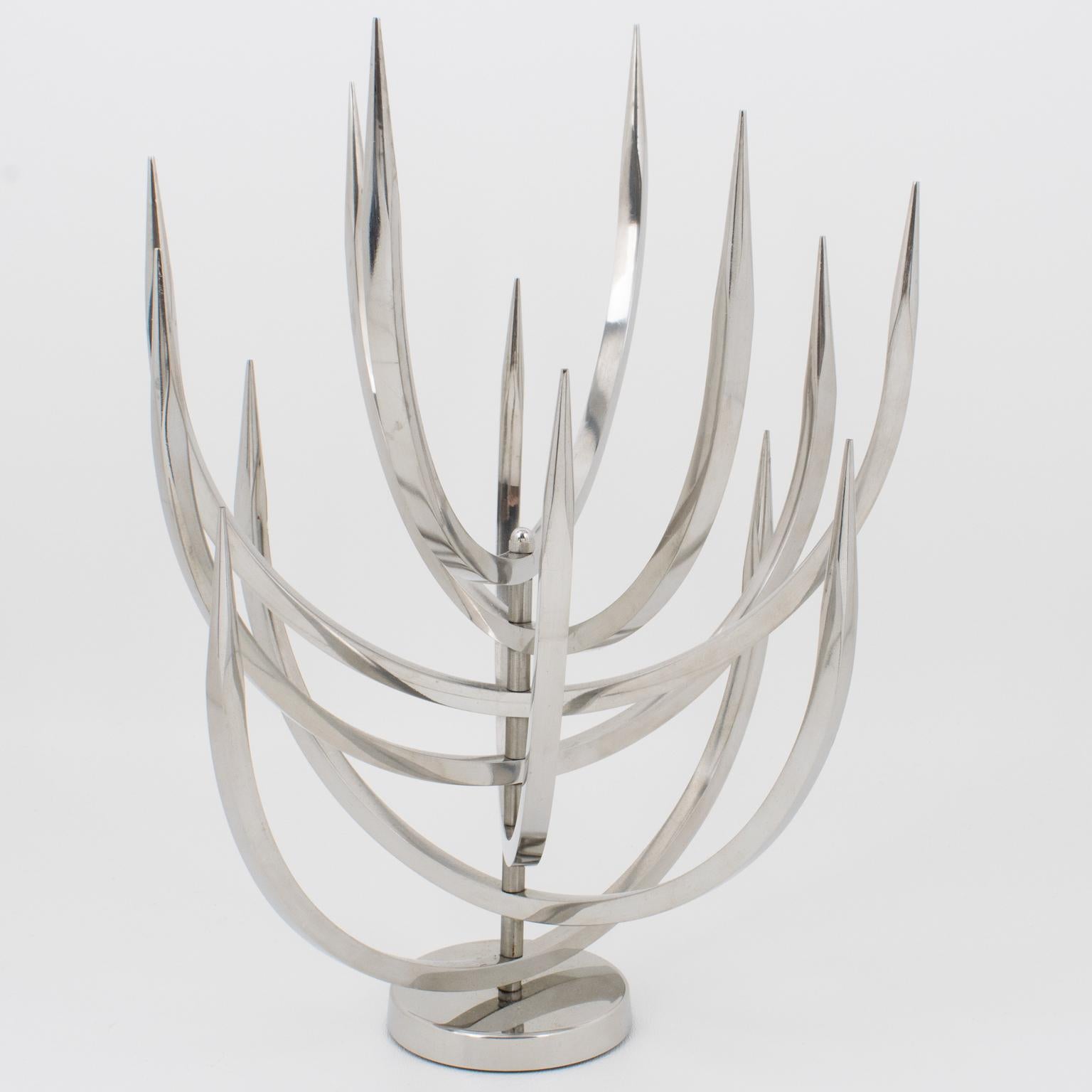 L'artista francese Xavier-Feal ha disegnato questa bellissima opera d'arte modernista dinamica in acciaio inossidabile, spesso conosciuta come l'albero delle candele, per Inox-Industrie nel 1970 circa. Il design brutalista è caratterizzato da una