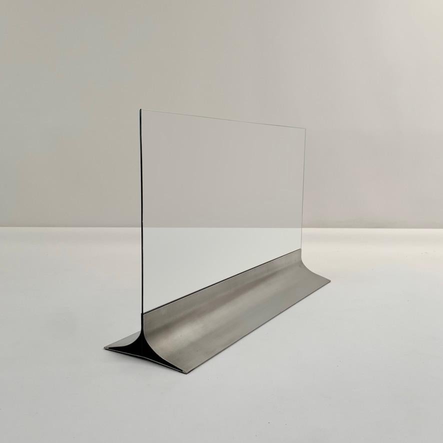 Rare écran de cheminée de Xavier Feal, circa 1970, France.
Acier inoxydable brossé et verre trempé.
Etat original.
Dimensions : 90 cm L, 57 cm H, 25 cm P.
Tous les achats sont couverts par notre garantie de protection de l'acheteur.
Cet article peut