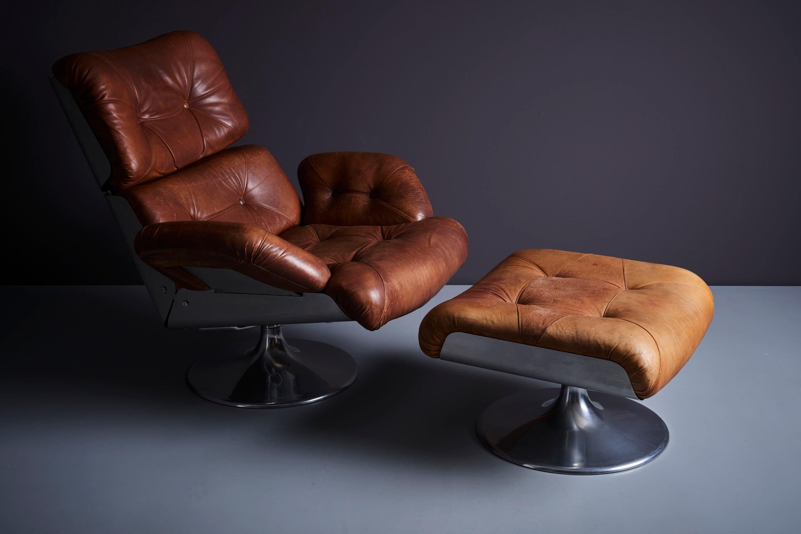 Xavier-Feal-Sessel aus Inox und Leder mit Ottomane, Frankreich - 1970er Jahre. Die angegebenen Maße gelten für den Lounge Chair. Die Ottomane misst 61 x 61 x 40 cm. 