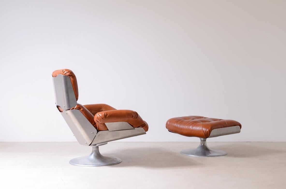 Xavier Feal  rare swivel chair with footrest in curved steel For Sale 1