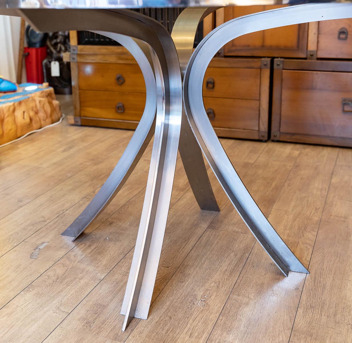 Xavier Feal table (Jean-Claude Neyton)
Smoked glass top, stainless steel base, 1960-1970
H: 74 cm, W: 131 cm, D: 64 cm
ref 3289