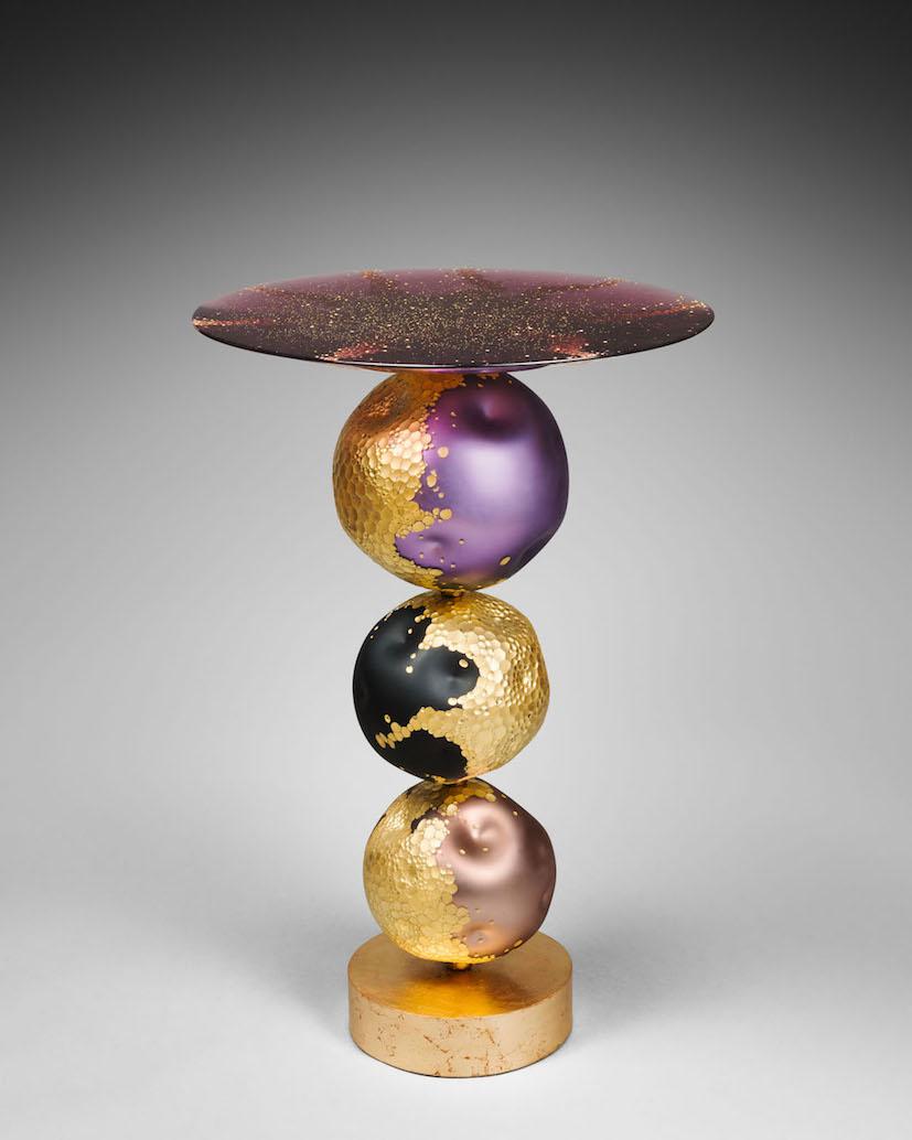Xavier Le Normand 2020, Estrella table, measures: H 82 cm, D 53 cm, blown, cut and patinated glass. Bohemian engraved crystal top, gold leaf, steel, signed, unique piece.
Virtuoso glassmaker, Xavier Le Normand has reached the forefront of