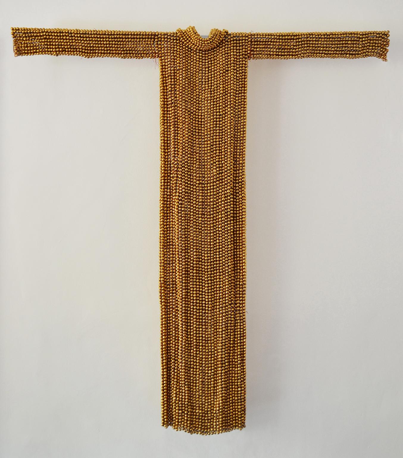 Sculpture « Vérido de Oro I ( Robe dorée) » en forme de robe à glaçure dorée en terre cuite - Mixed Media Art de Xawery Wolski