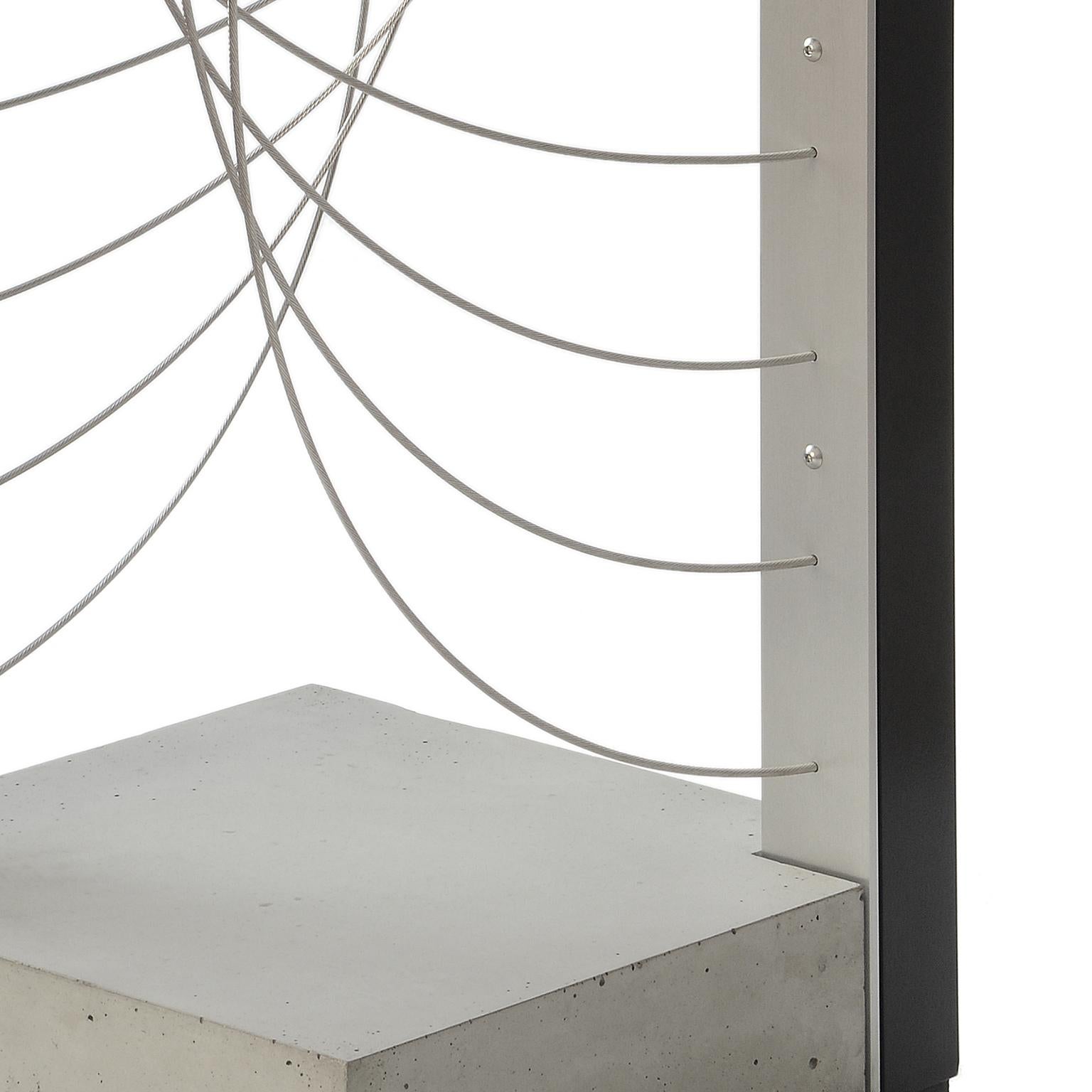 La plus grande taille de la table Xenon disponible. Il a un sommet carré de 16 pouces et mesure 40 pouces de haut. Ce piédestal présente des câbles en acier inoxydable tordus en une série de courbes agréables. Il a une présence sculpturale pour