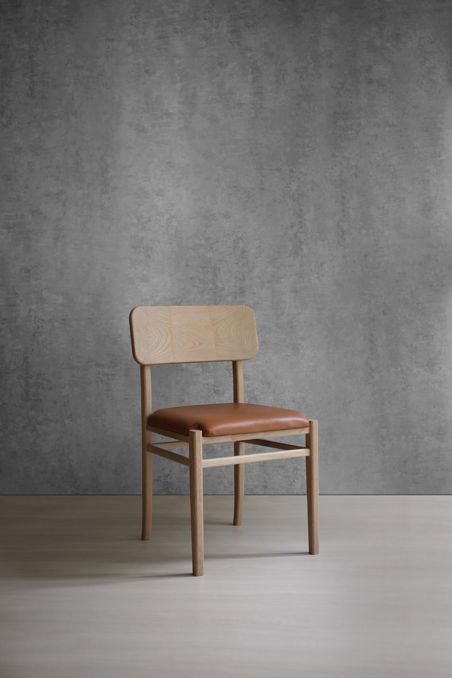 XI Onceava chair by Joel Escalona
Dimensions: D 50 x W 48 x H 84 cm
Materials: oak wood, leather.
Also available in black.

Chair made of white oak with leather.

Joel Escalona
He was born in Mexico City and studied Industrial Design at the