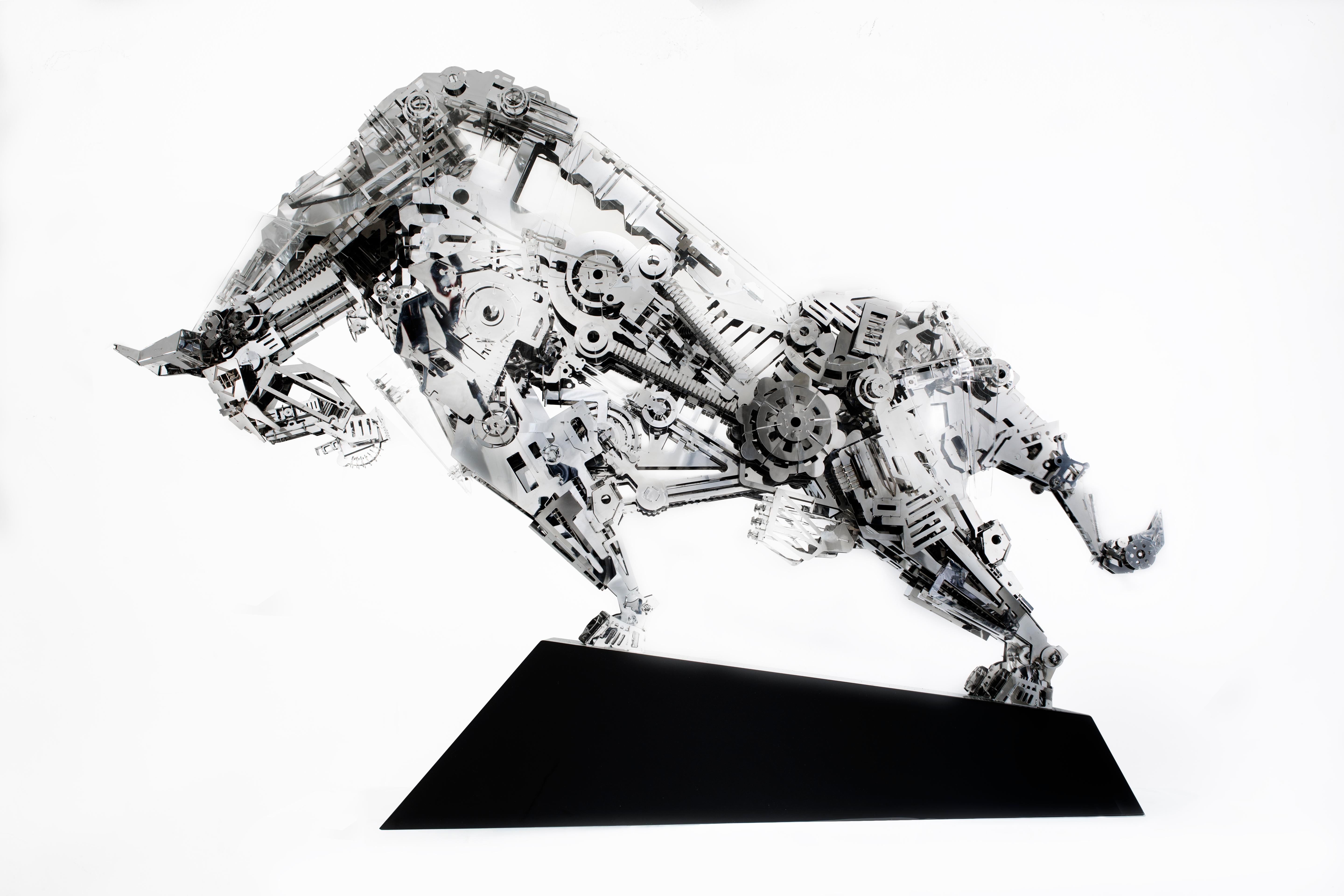 The Conqueror, Desktop Mechanical Bull Run Moderne Kunst, Tierfigur auf Lager – Sculpture von Xia Hang