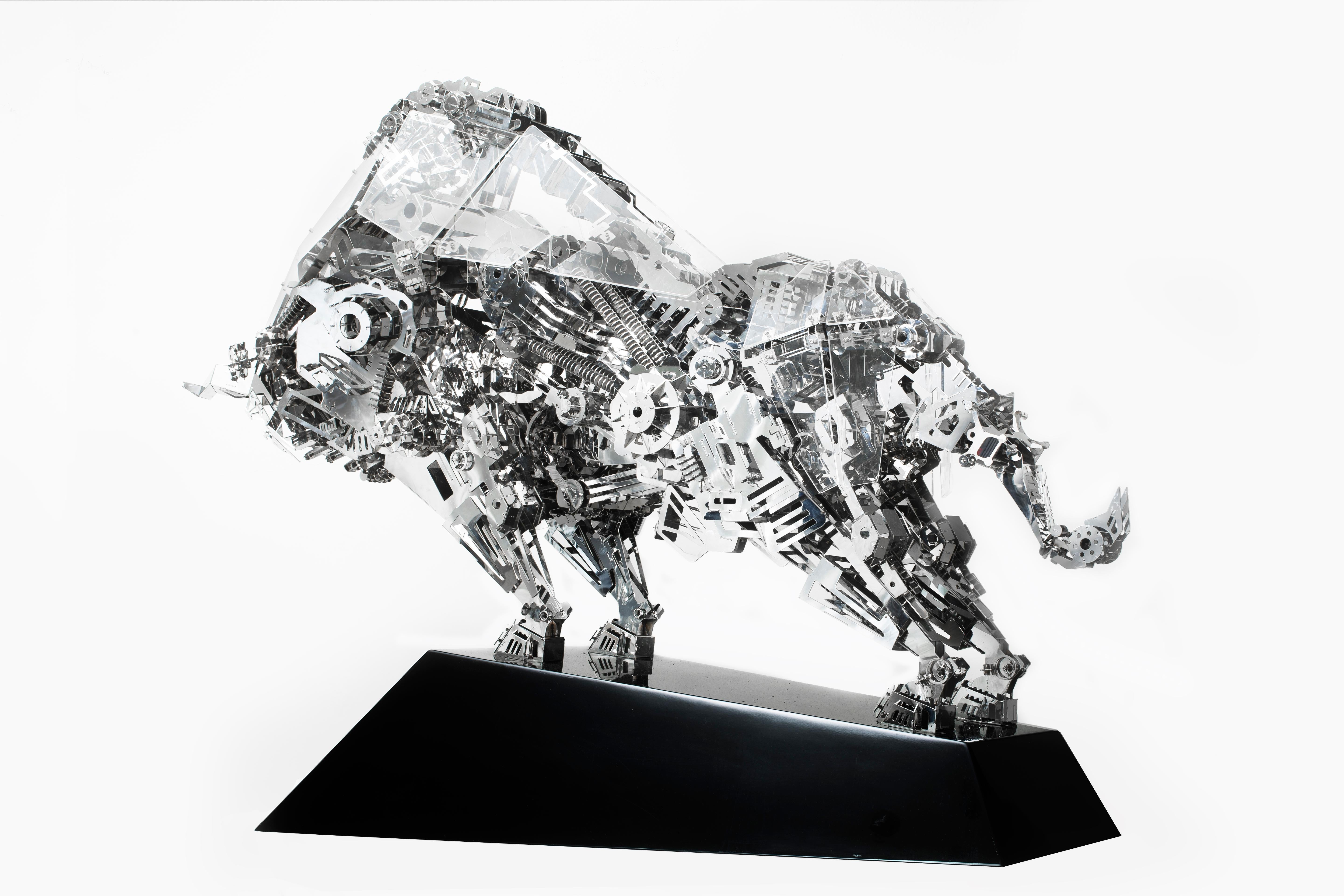The Conqueror, Desktop Mechanical Bull Run Moderne Kunst, Tierfigur auf Lager (Zeitgenössisch), Sculpture, von Xia Hang
