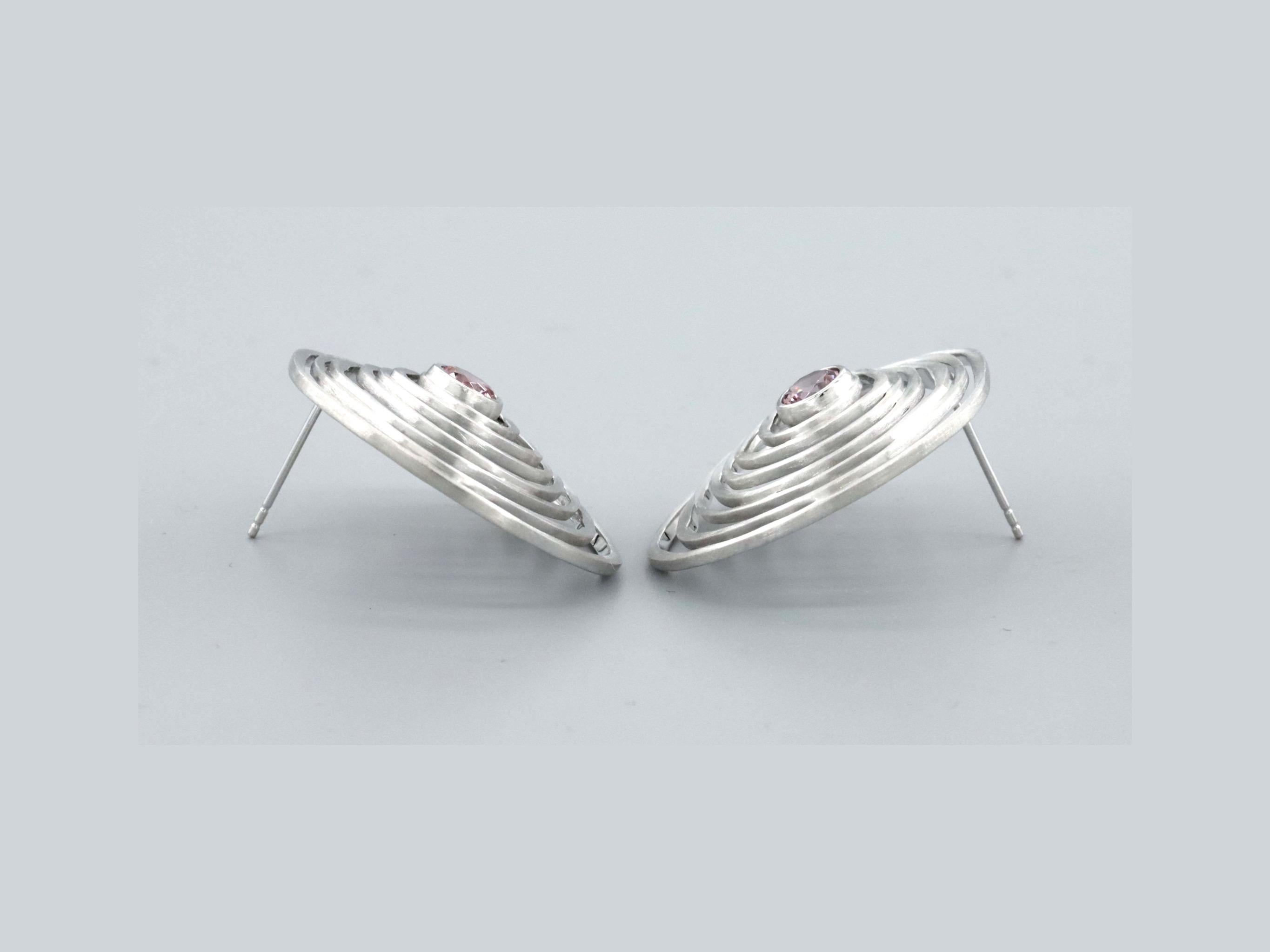 Xiao Guan Jewelry Ripples Collection Colored Stones 18K Gold Earrings In New Condition For Sale In Shanghai, 31