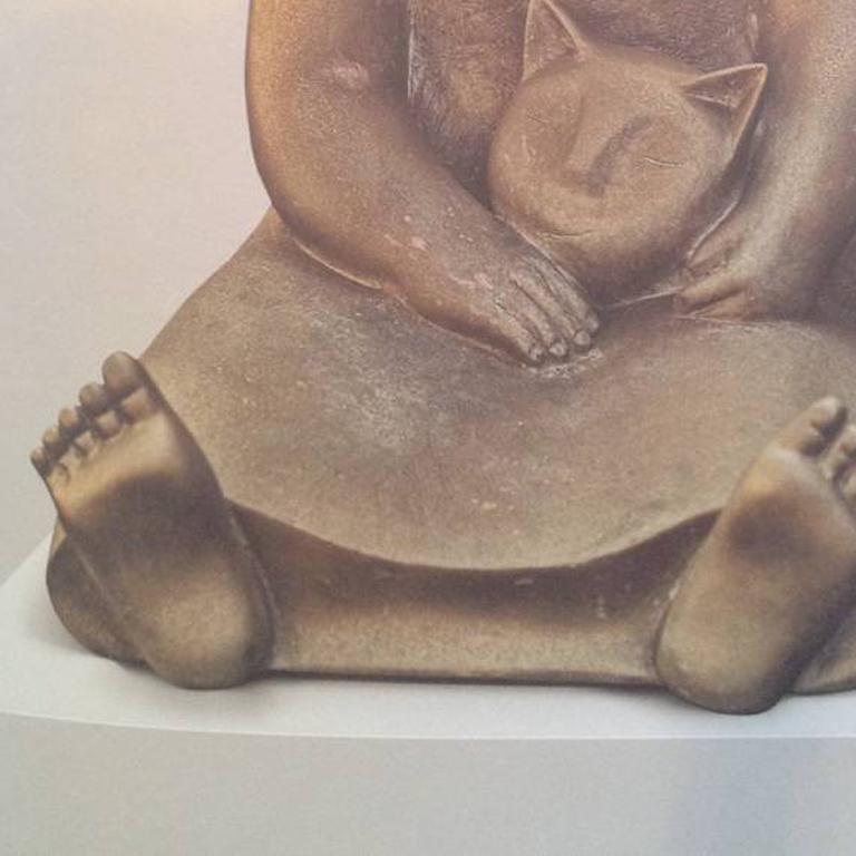 Skulptur -Bronze - Frau und Katze Serie Nr.4 (Gold), Still-Life Sculpture, von Xie Ai Ge