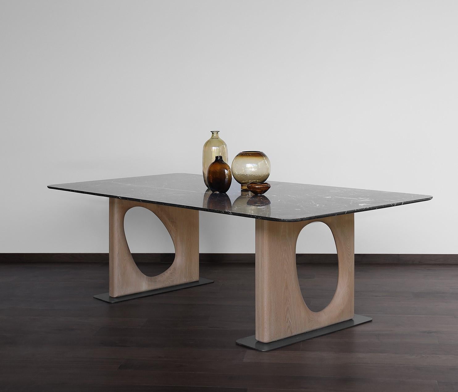 Table de salle à manger XII Doceava de Joel Escalona.
Dimensions : D 240 x L 120 x H 78 cm
Matériaux : bois de chêne, métal, marbre Negro Monterrey.

Table de salle à manger en chêne blanc avec base en métal et plateau en marbre Negro