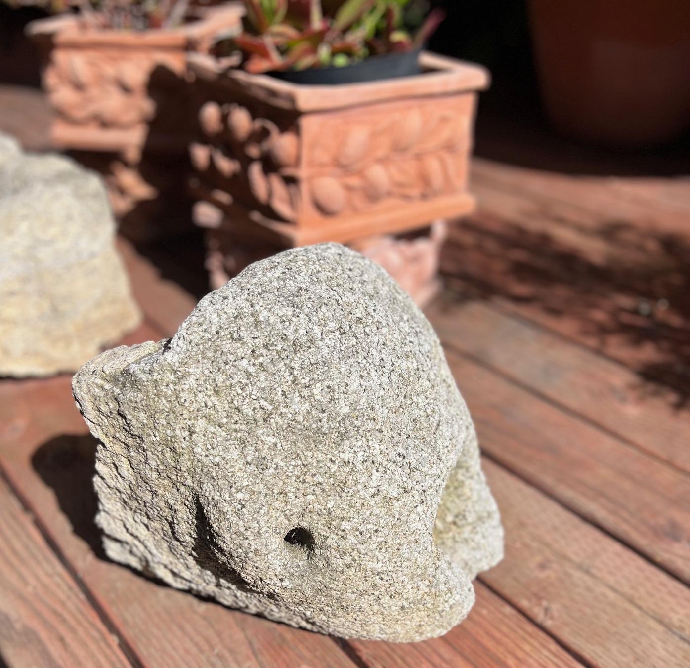 Gotico Bocca di fontana in granito italiano del XIII secolo in vendita
