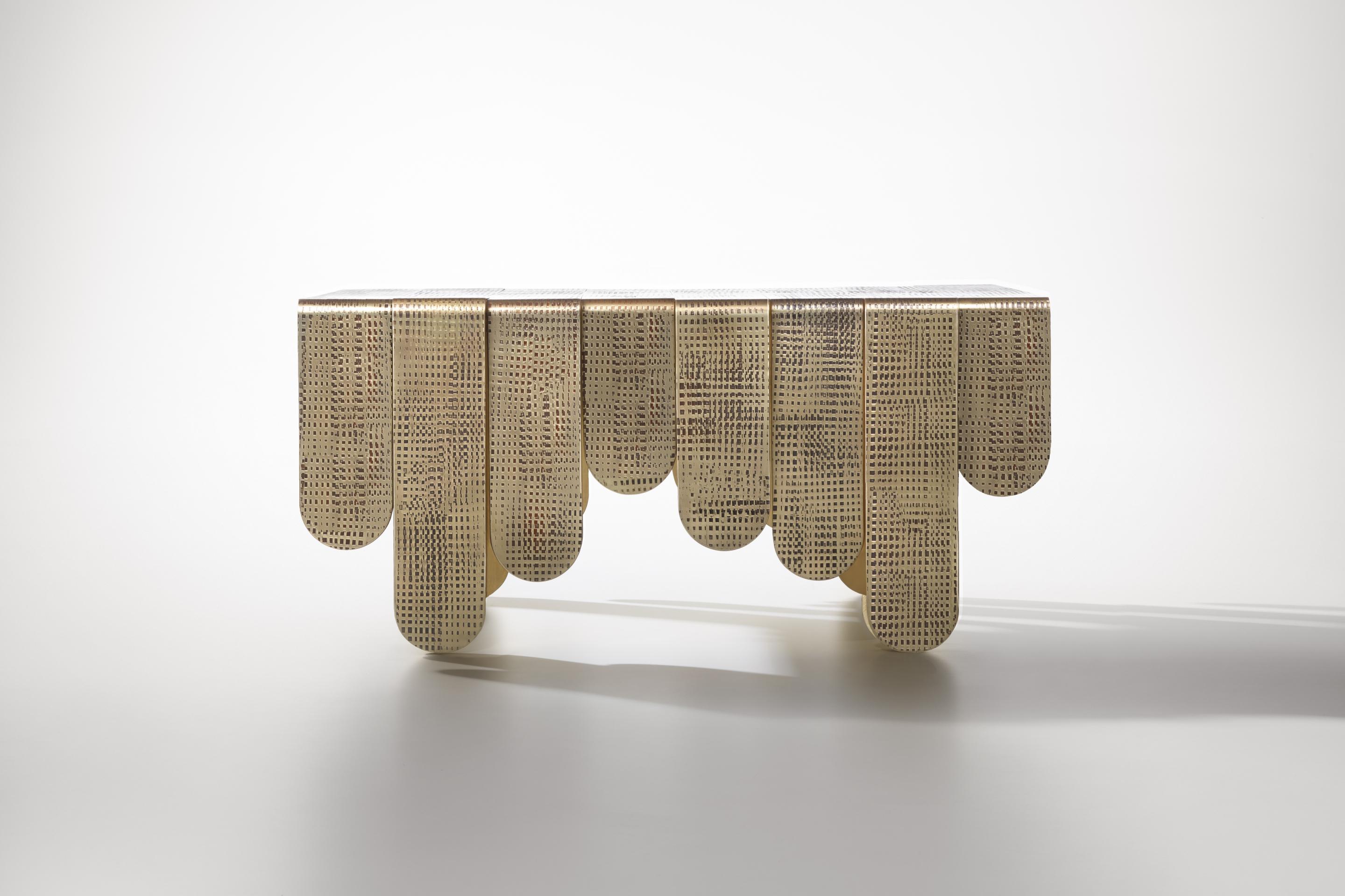 Table basse Xilo par De Castelli
Dimensions : L 96 x P 66 x H 45 cm
MATERIAL : Laiton DeGlyphé

Inspirée par l'esthétique raffinée et sinueuse de l'Art nouveau, la table basse XILO est une véritable sculpture en métal qui exalte les techniques