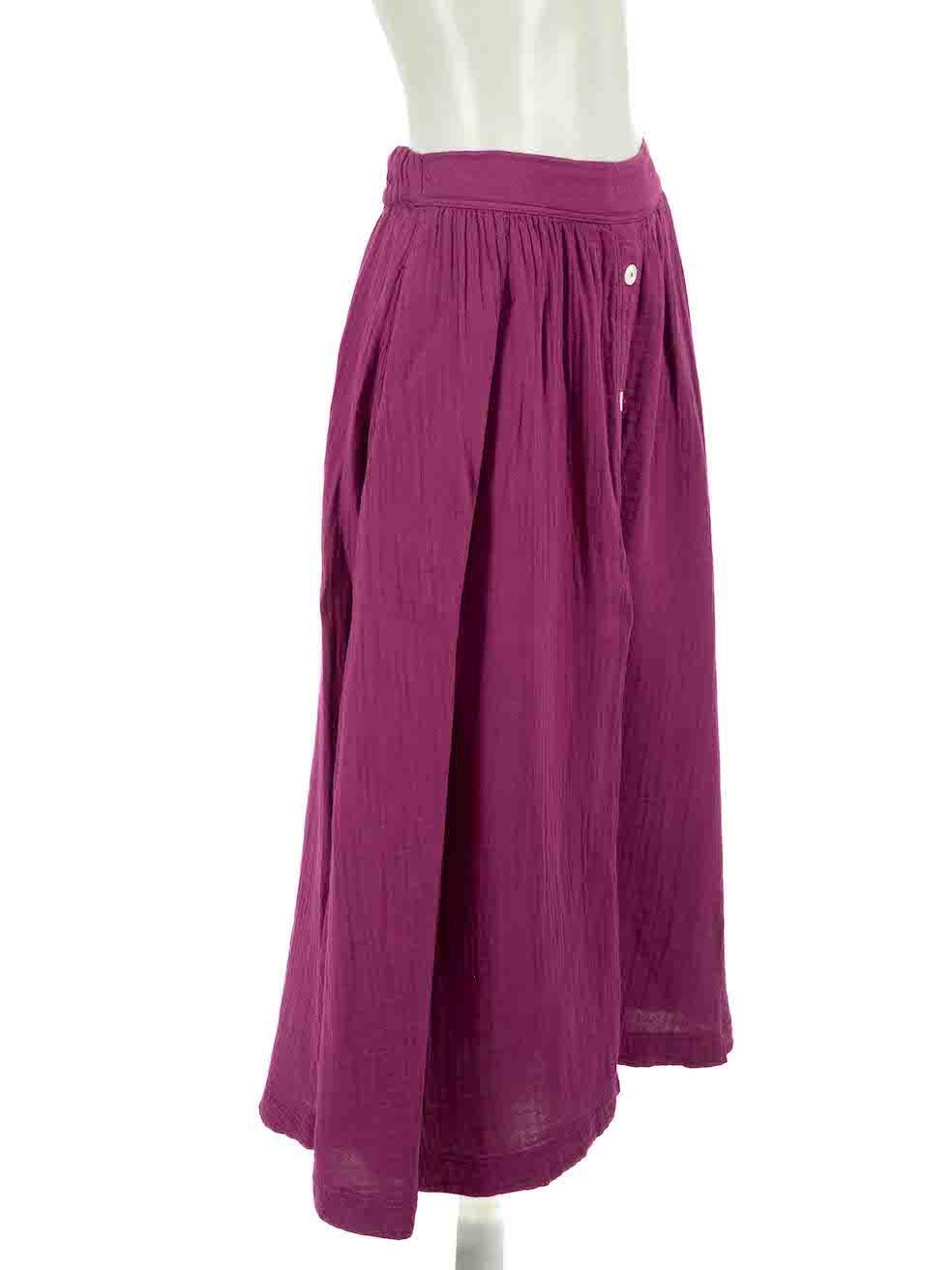 CONDITION is Good. Minor wear to skirt is evident. Light wear to fabric with a number of small plucks and pulls to the weave found throughout on this used Xirena designer resale item.
 
Details
Purple
Cotton
Midi straight skirt
Front button