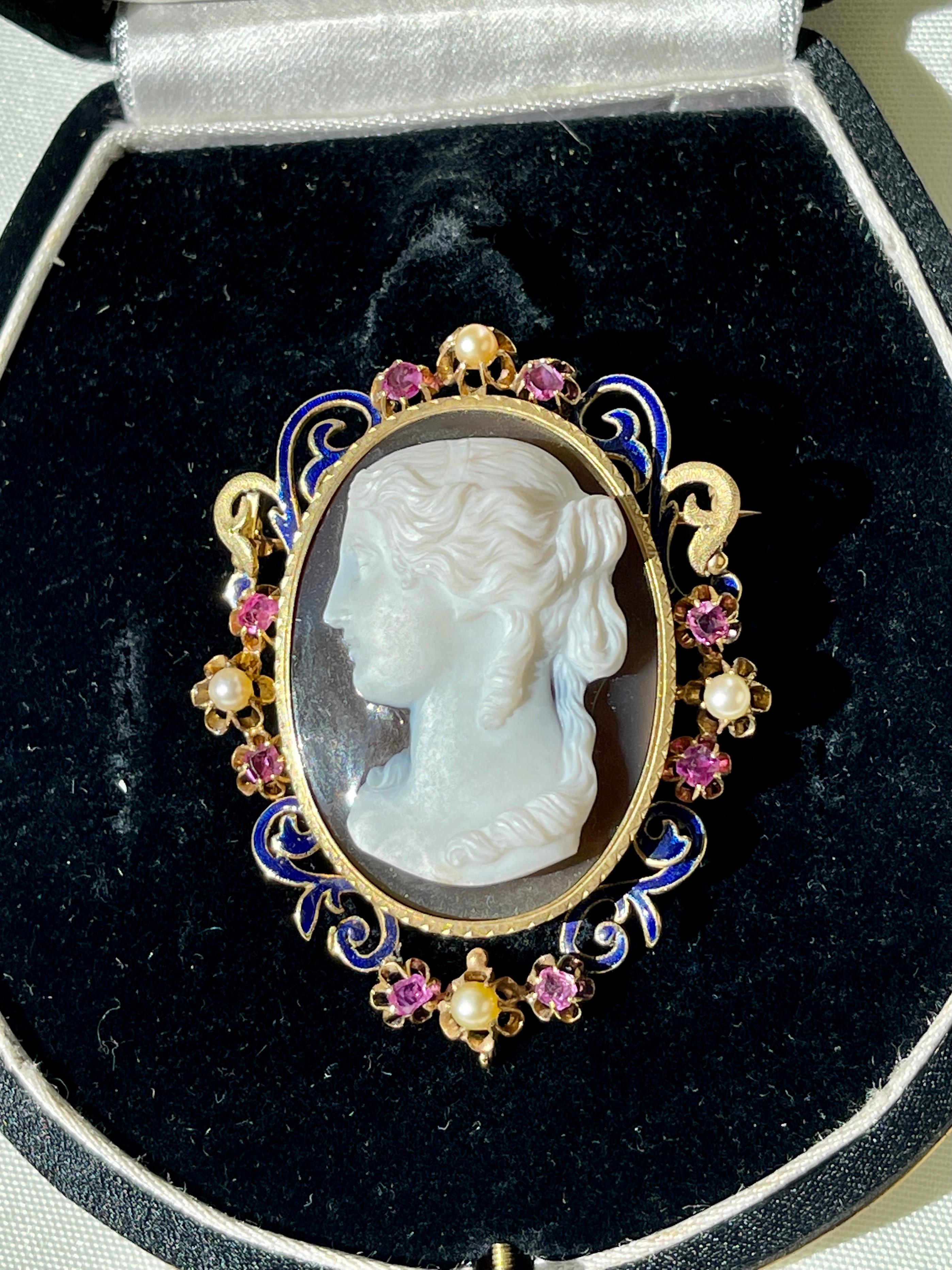 Art Nouveau Cameo Rubies Pearls Yellow Gold 1800s French Brooch In Excellent Condition For Sale In Viana do Castelo, PT