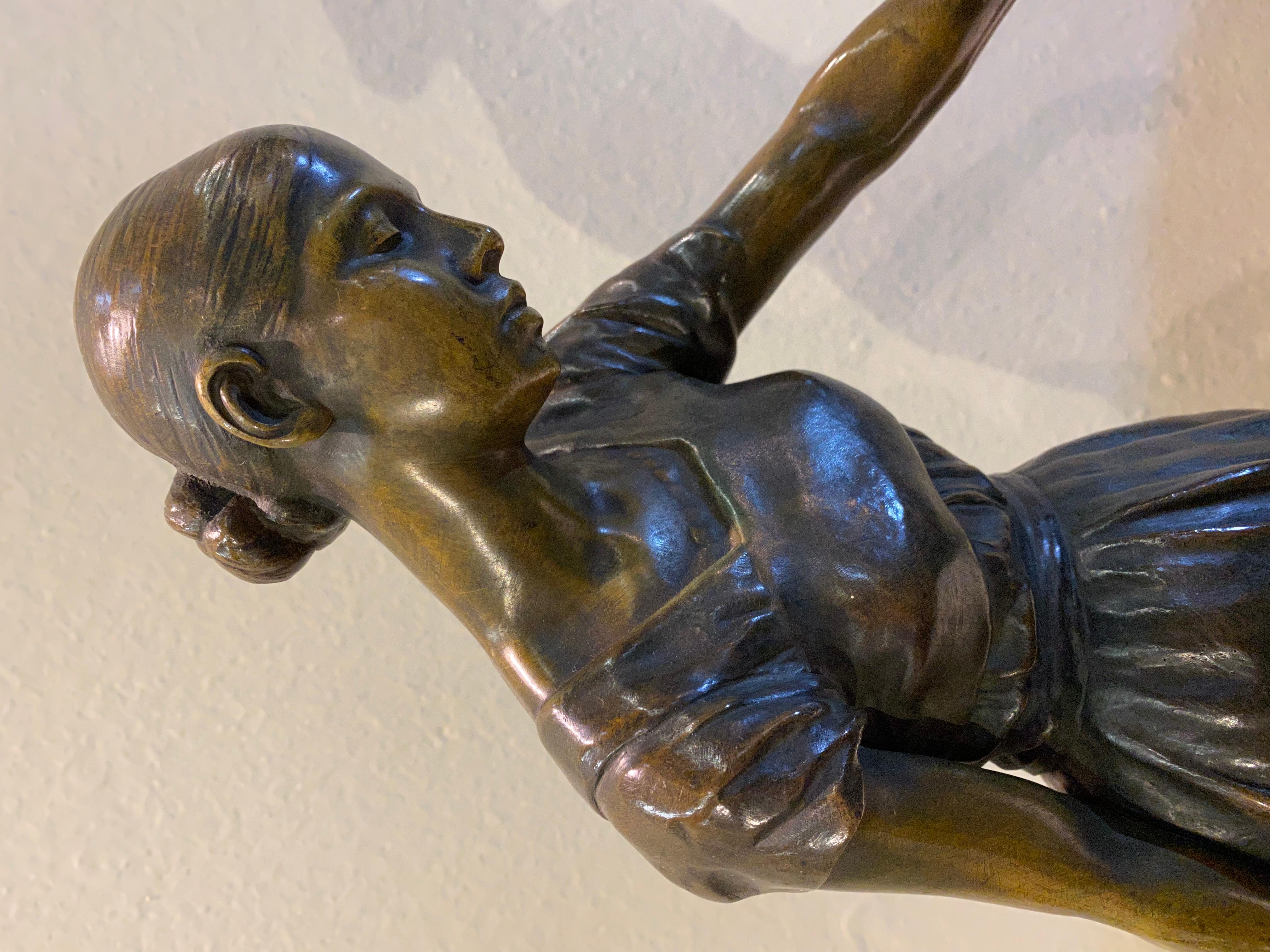 Diese Skulptur ist Wasserträger, um 1890 -1900 Braune Patina. Stehende Figur in Schrittstellung, den Kopf in eine Hand gestützt, schwere große Tragödie dell'anfora. Alters- und Gebrauchsspuren; auf dem runden Sockel bezeichnet: Strasser. Maße: H cm