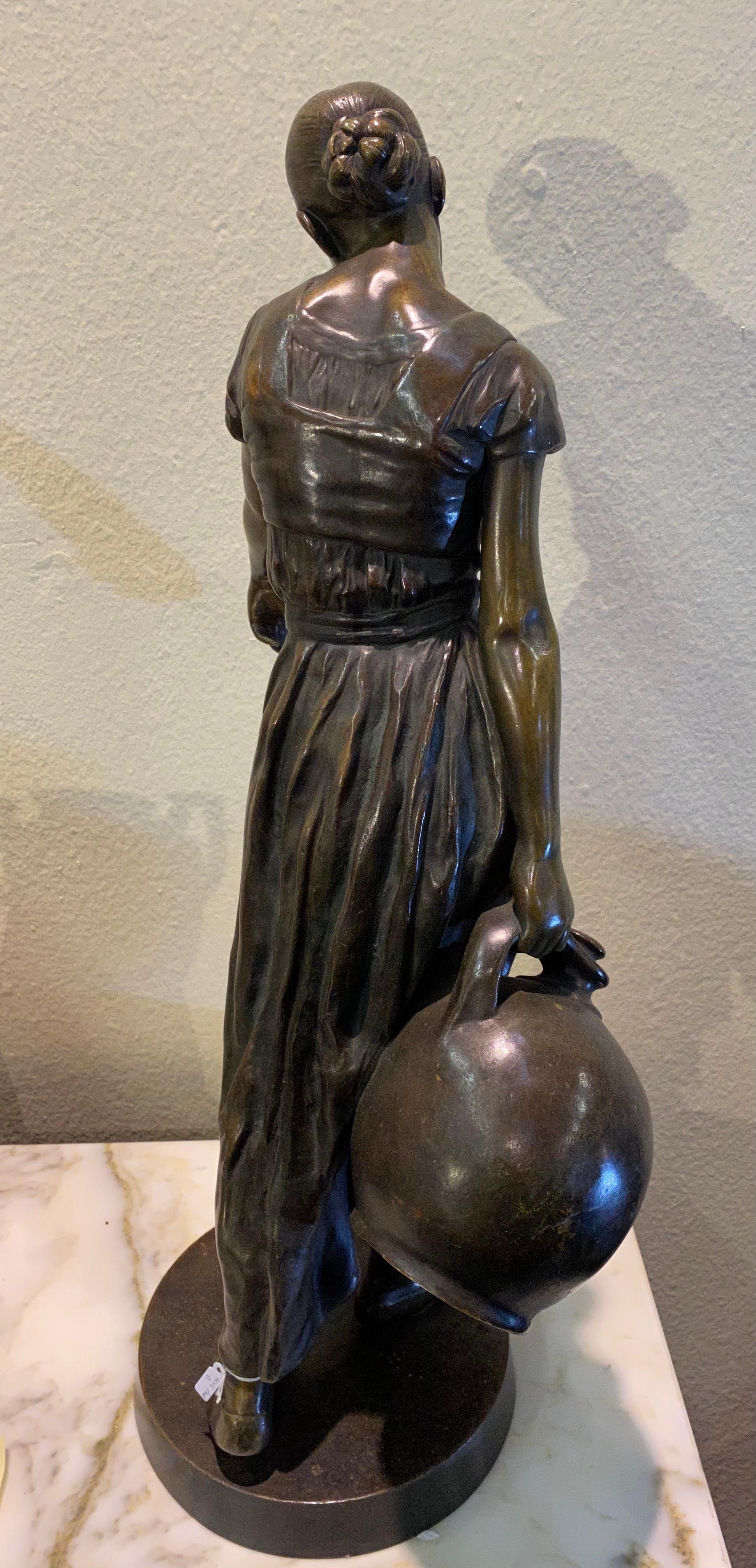 19th Century Austrian Bronze Sculpture  Maker Woman Water Carrier  In Good Condition For Sale In Palermo, IT