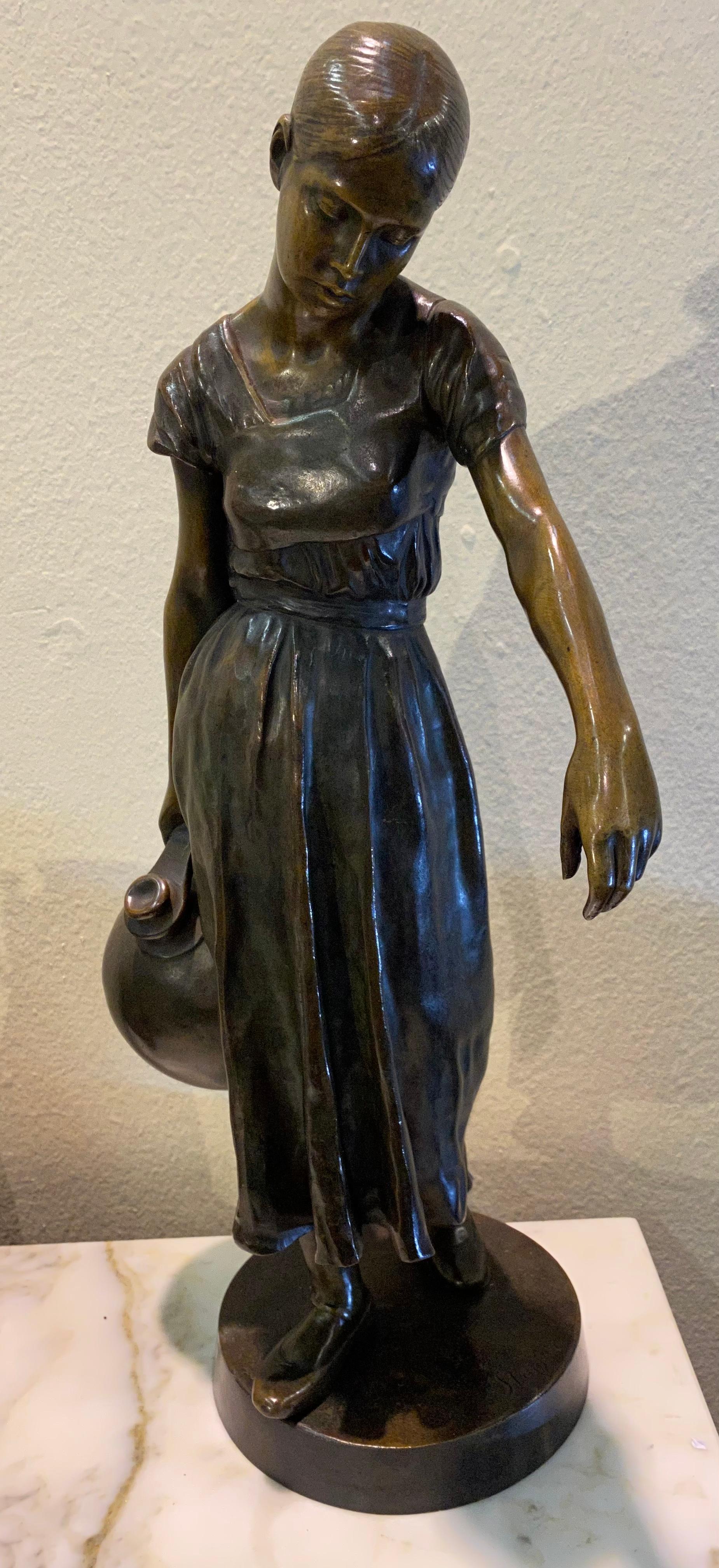 Österreichische Bronzeskulptur des 19. Jahrhunderts  Woman Water Carrier von Herstellerin (Spätes 19. Jahrhundert) im Angebot