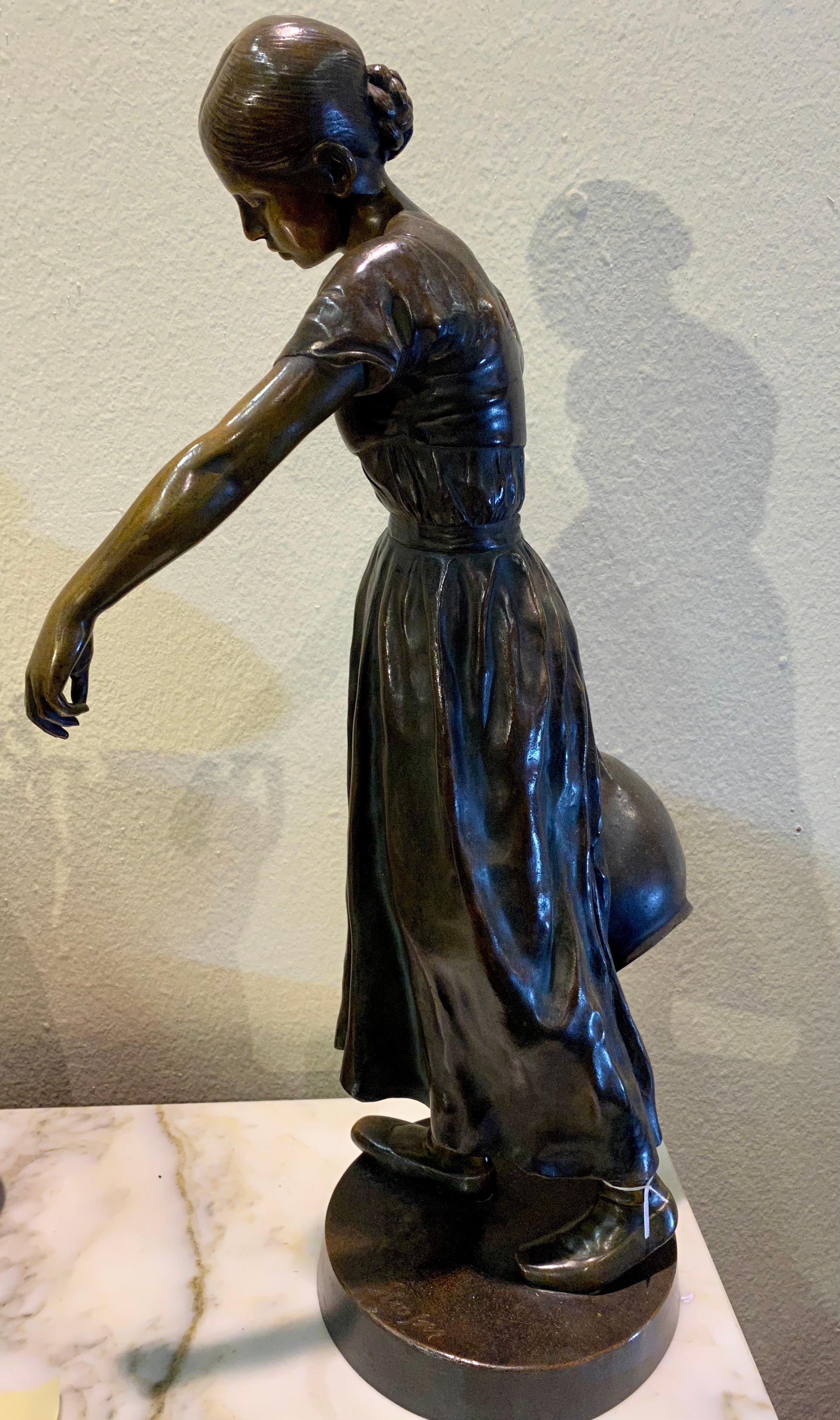 Österreichische Bronzeskulptur des 19. Jahrhunderts  Woman Water Carrier von Herstellerin  im Angebot 1