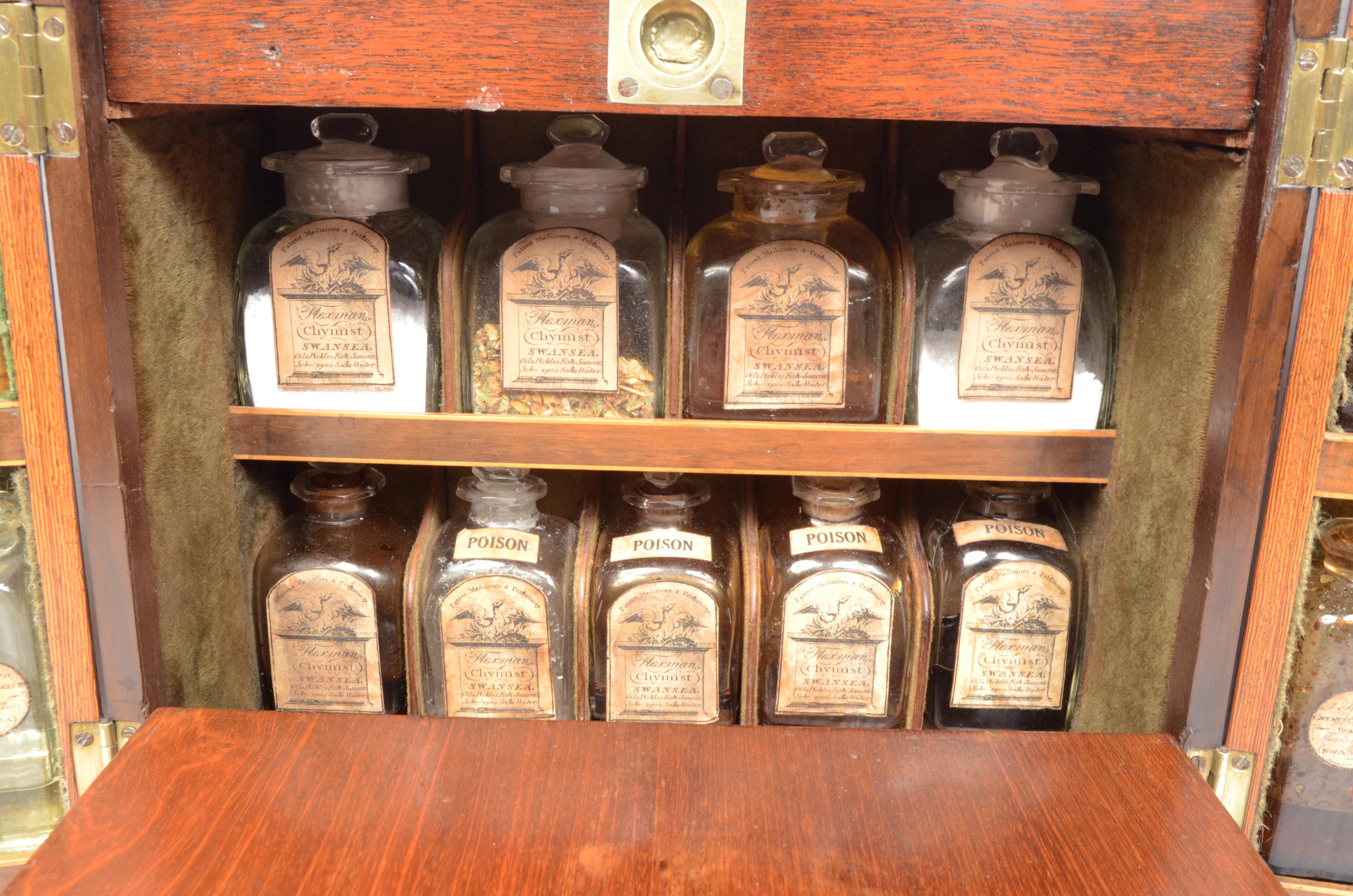 Siglo XIX Juego Boticario Inglés de Caoba Gabinete Medicinas J Hexam Quimismo en Bueno estado para la venta en Milan, IT