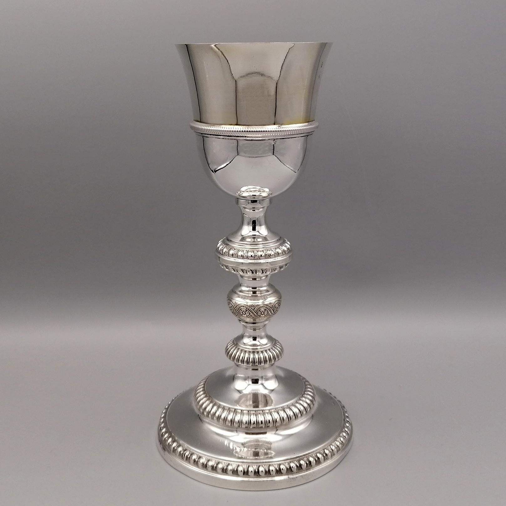 Liturgical chalice in Italian silver from the 19th century.
The chalice, very balanced in its shapes, has edges with ovules both on the base and in the stem. Also present, always on the stem, is a classic design with small flowers surrounded by a