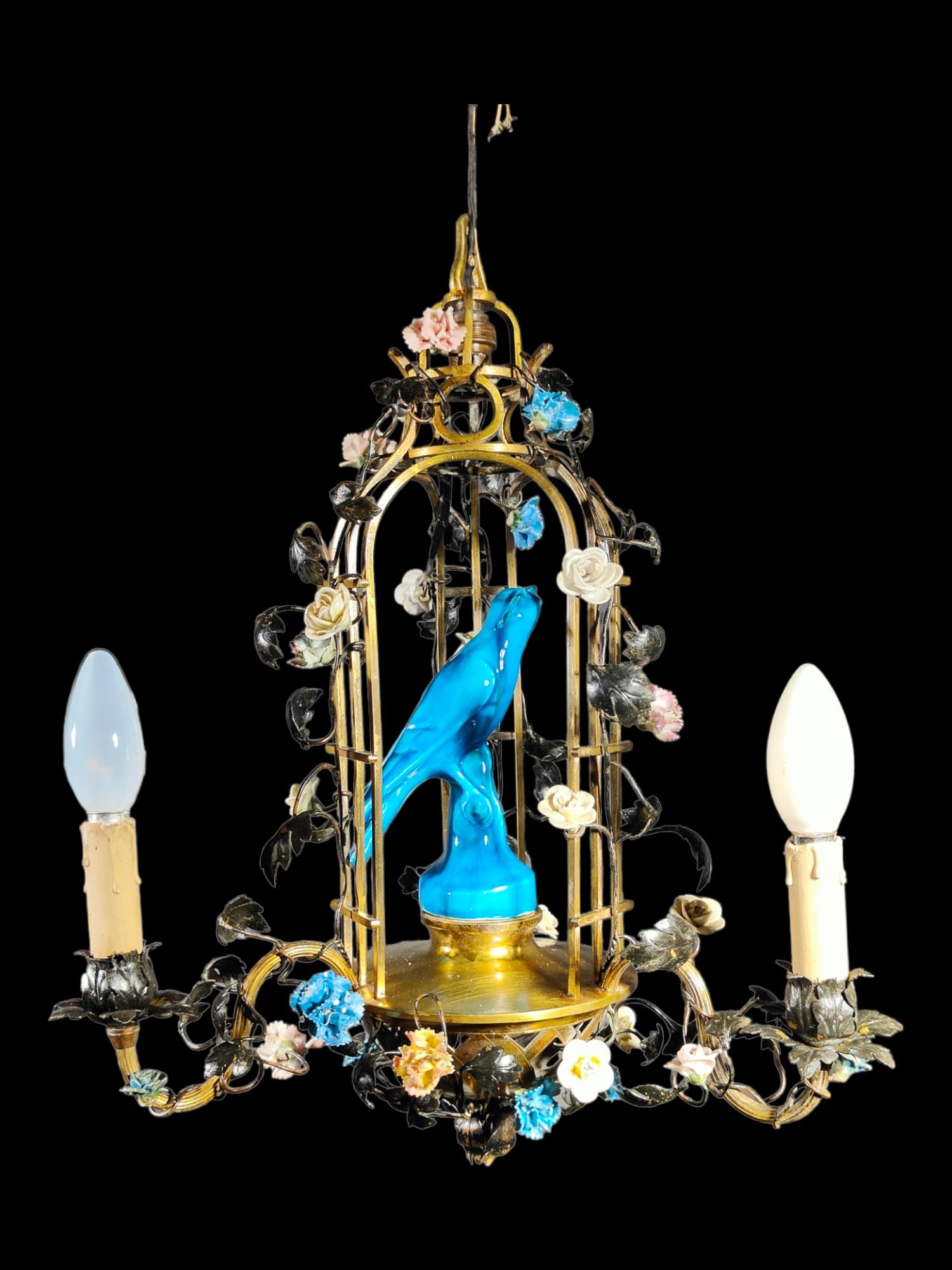 Lampe du XIXème siècle en forme de cage.
Elegante lampe du 19e siècle en forme de cage décorée de fleurs en porcelaine et d'un oiseau exotique. Très décoratif. Dimensions : 55 cm de hauteur et 40 cm de diamètre : 55 cm de hauteur et 40 cm de