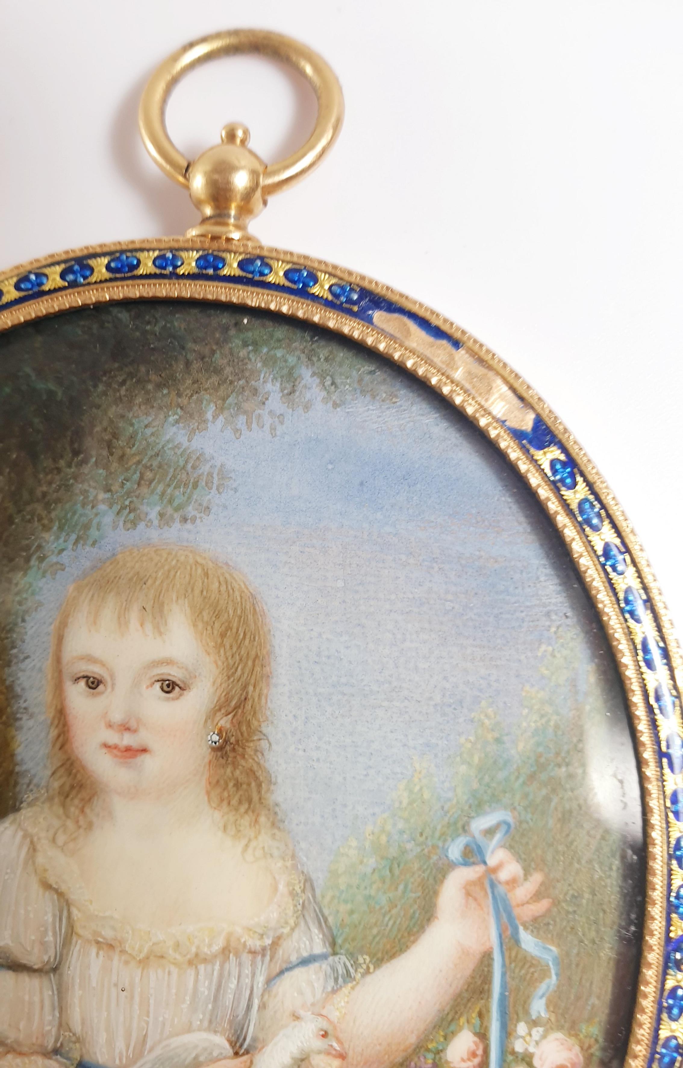 Pendentif à cadre photo ovale du XIXe siècle en or jaune avec ornements en émail bleu en vente 1