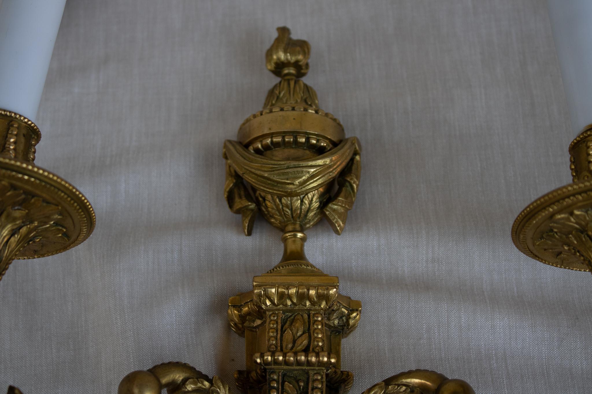 Français Paire d'appliques en bronze Empire du XIXème siècle avec urnes en vente