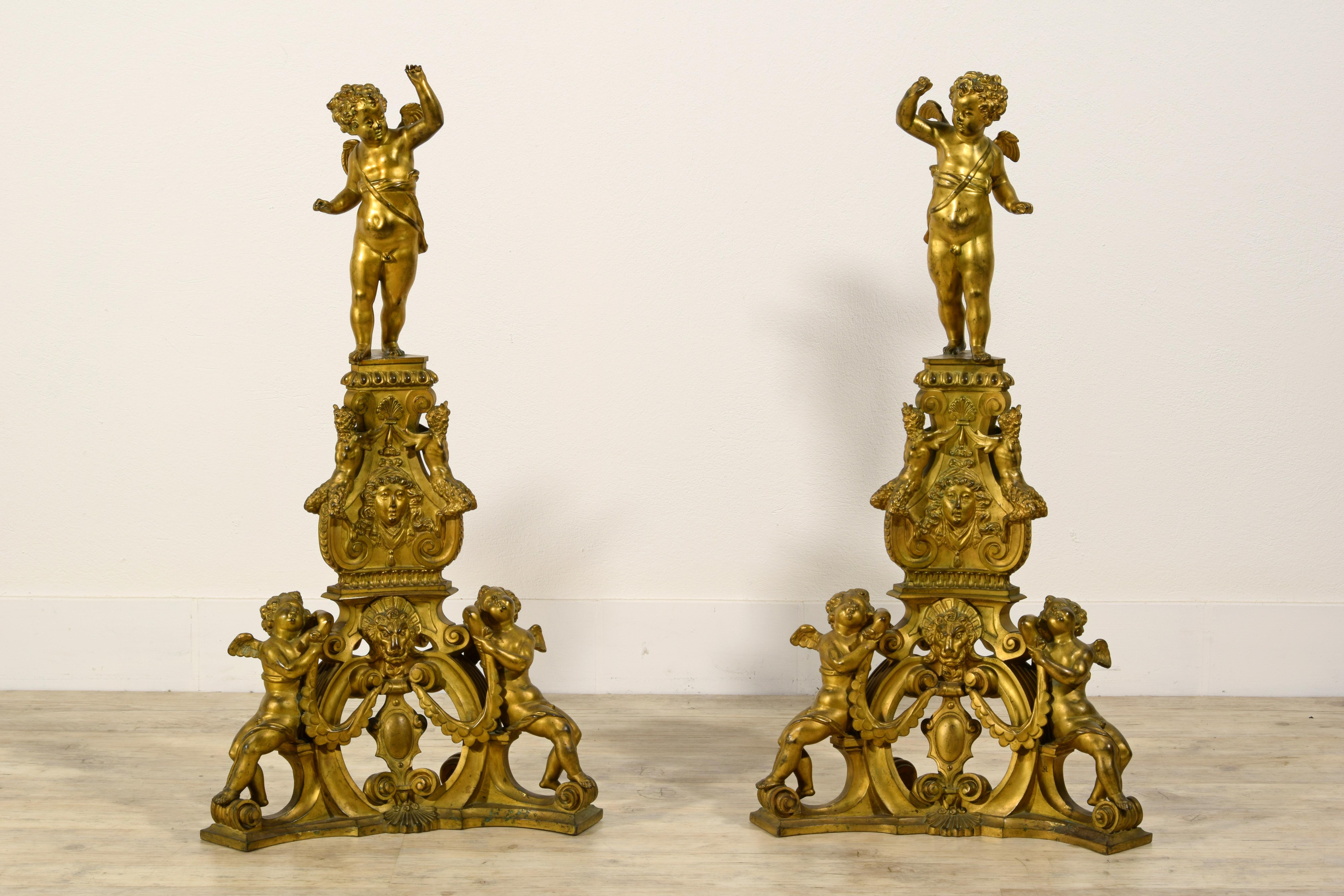 XIX Siècle, Paire de Chenets de cheminée en bronze doré vénitien de style baroque

Cette imposante paire de Chenets de cheminée en bronze finement ciselé et doré a été fabriquée en Italie, à Venise, dans la première moitié du XIXe siècle, dans le