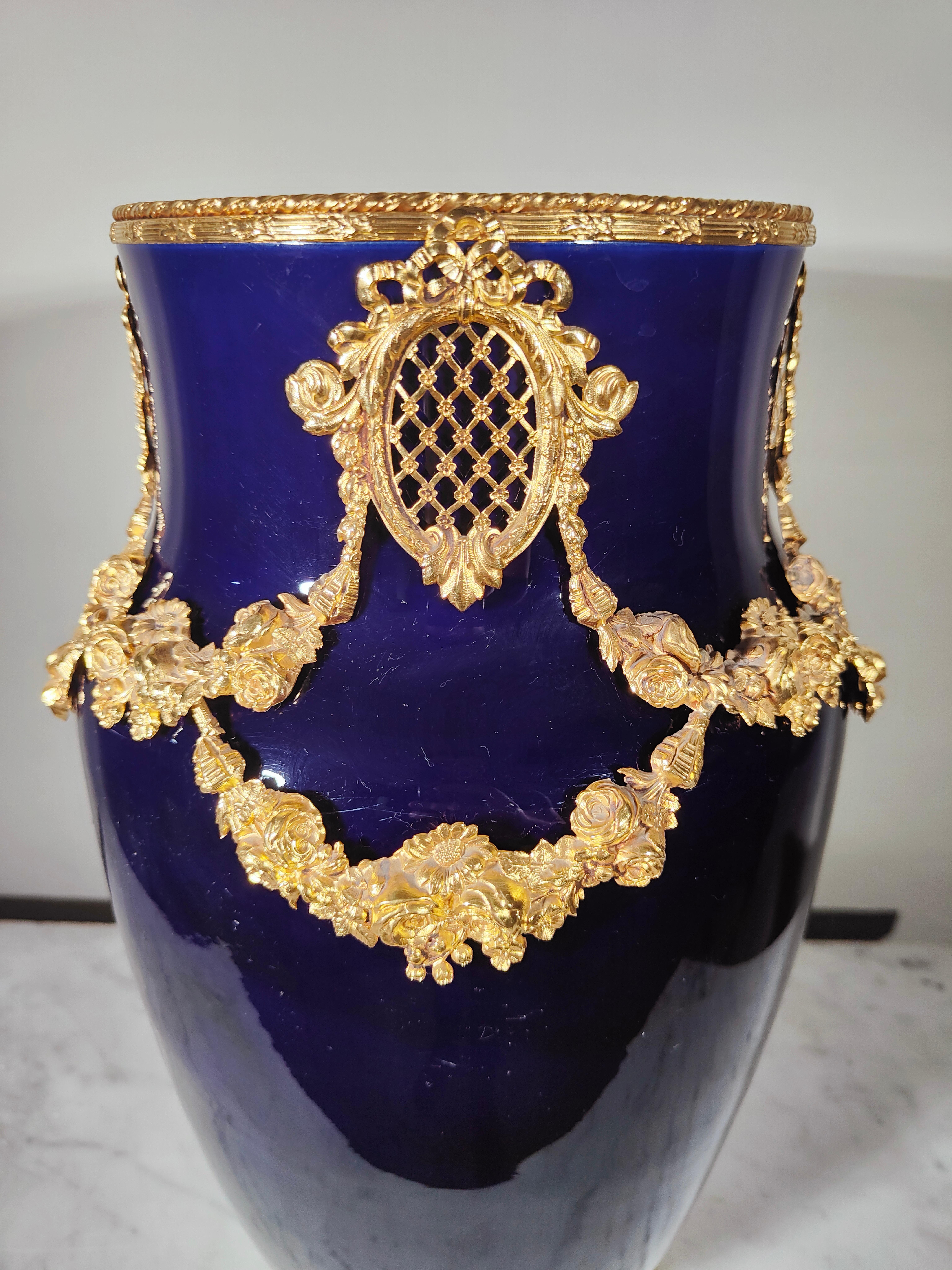 19th century Porcelain Vase
ELEGANT 19TH CENTURY BLUE PORCELAIN AND GILT BRASS VASE IN GOOD CONDITION MEASURES: 44 CM HIGH AND 27 CM IN DIAMETER.