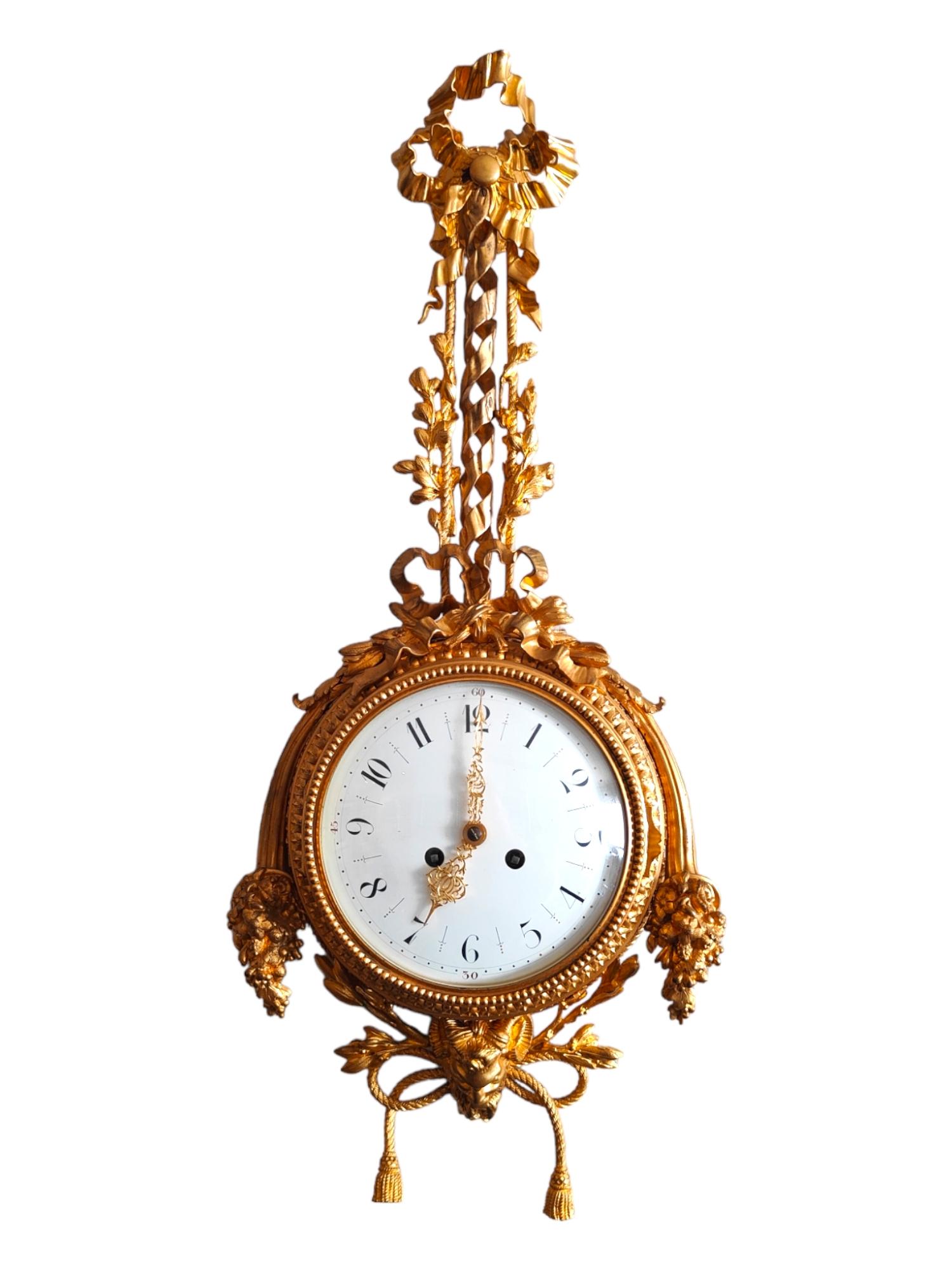 Wanduhr aus Bronze aus dem 19.
19. Jahrhundert Wanduhr in Bronze Französische Wanduhr in Goldbronze aus dem XIX Jahrhundert in perfektem Arbeitszustand Maße: 50x25x7 cm.