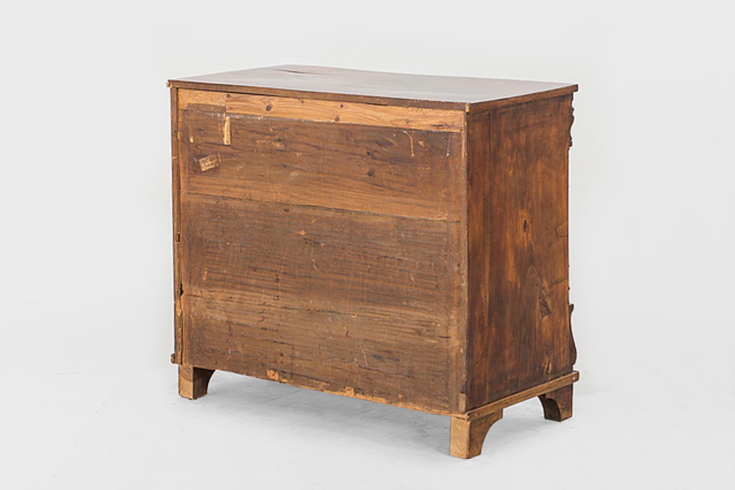 19th century Swedish writing commode / chest of drawers
Date: 1800
Material: Walnut
Structure: Three drawers with key included.

  
