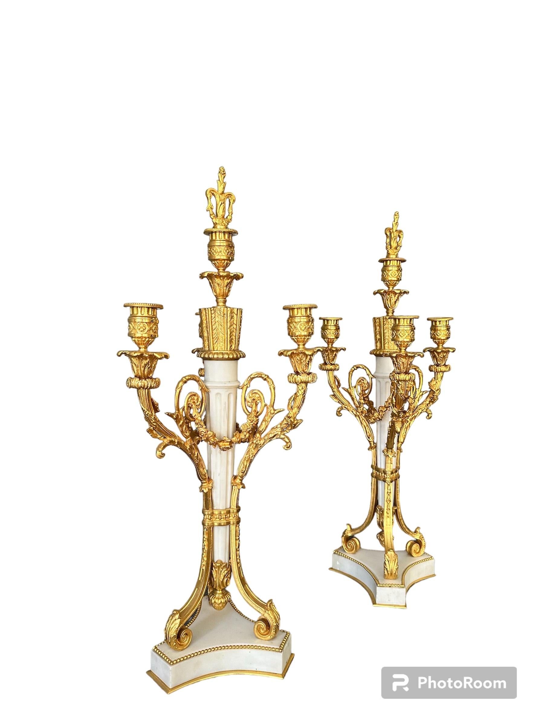 Elegant pair of three-armed candlesticks made of white Carrara marble and finely chiseled and gilded bronze.

Francis - 19th century 

Measurements: H 65