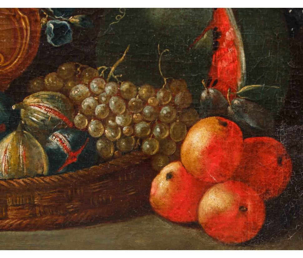 XIX secolo

Natura morta con frutti

Olio su tela, cm 64 x 52

La natura morta analizzata presenta una commistione di elementi floreali e di frutti disposti secondo un ordine circolare su un tavolo coperto da un panno verde. La parte sinistra della