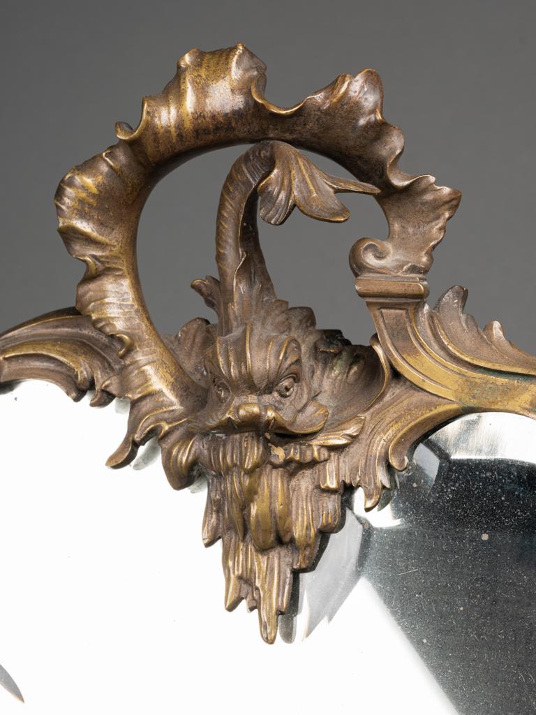 Rococo Grand miroir en bronze patiné du XIXe siècle avec décor de dauphins en vente