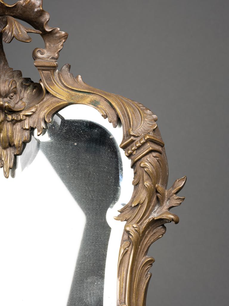 Français Grand miroir en bronze patiné du XIXe siècle avec décor de dauphins en vente